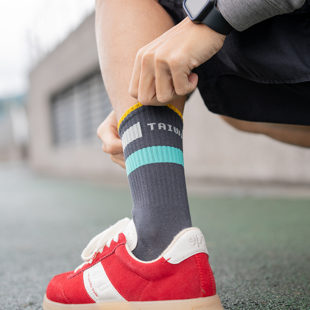 《潮TAIWAN》粗線條運動襪-冷灰-中筒-L〈除臭〉