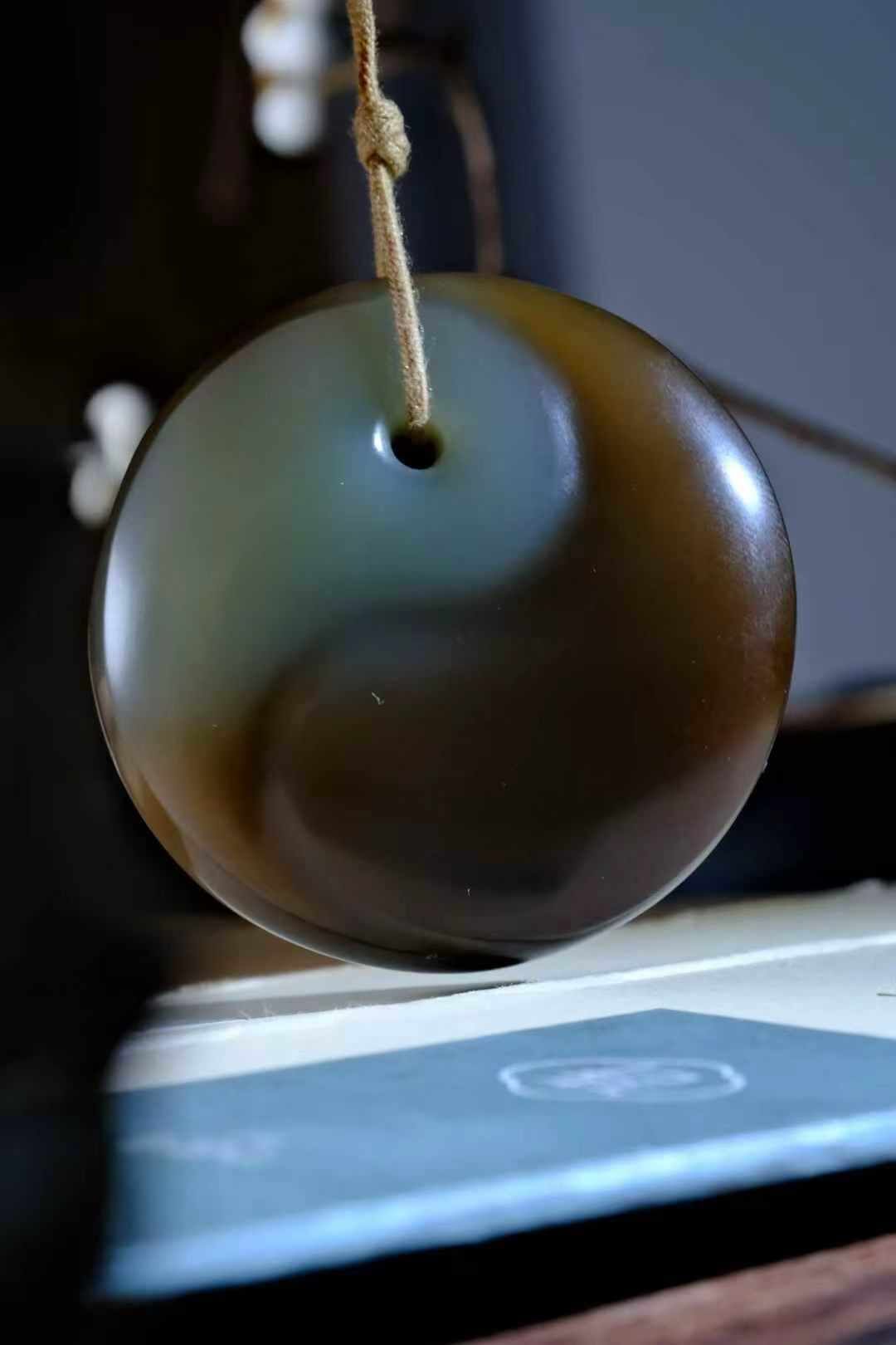 和田玉且末糖藍牌 (47.9mm直徑),天然和田玉軟玉