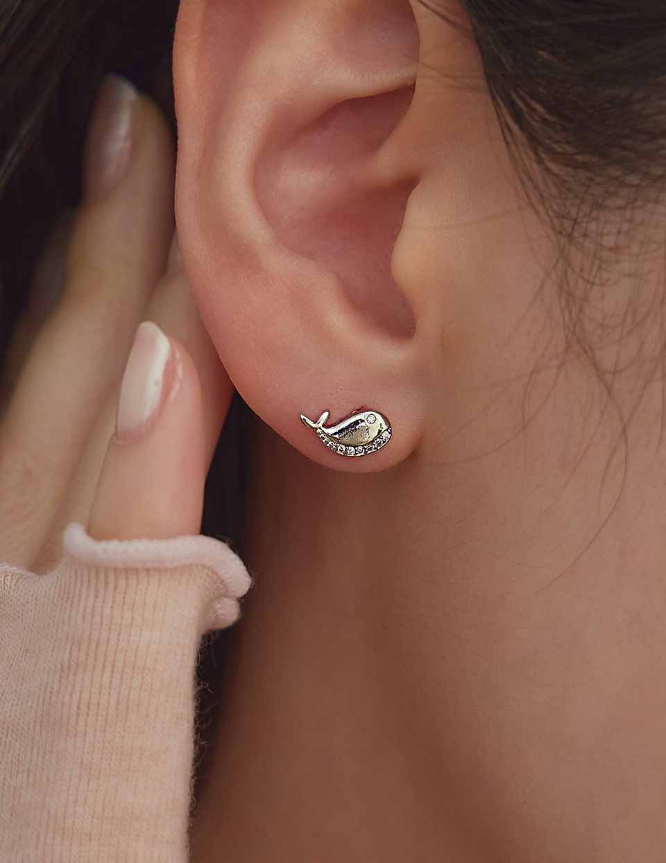 鋯石小鯨魚。針式耳環