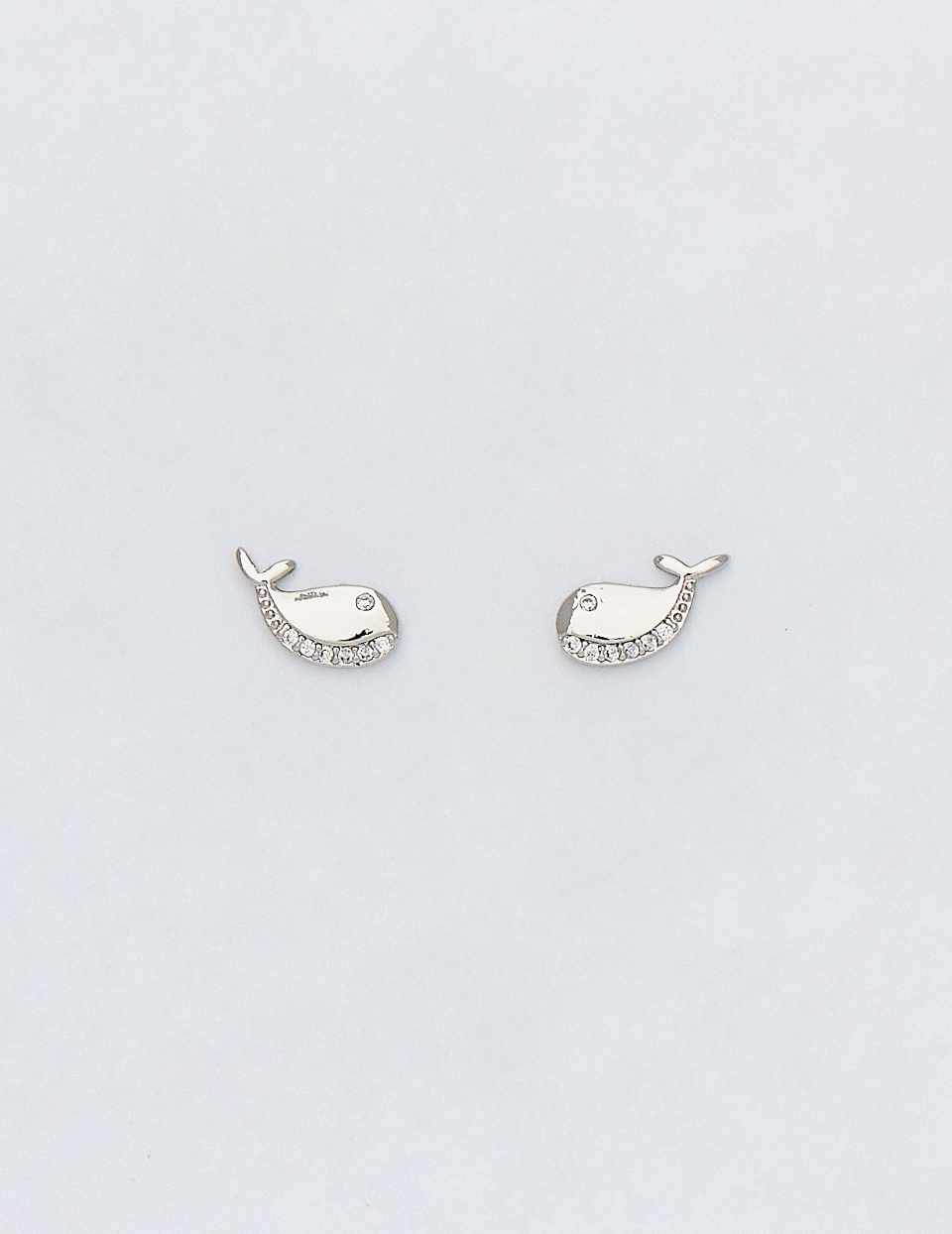 鋯石小鯨魚。針式耳環