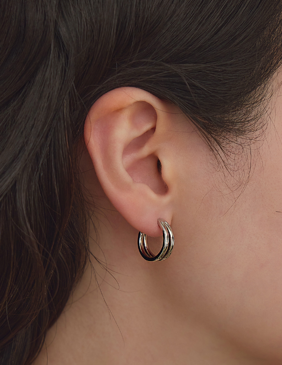 刻紋雙層C形。針式耳環