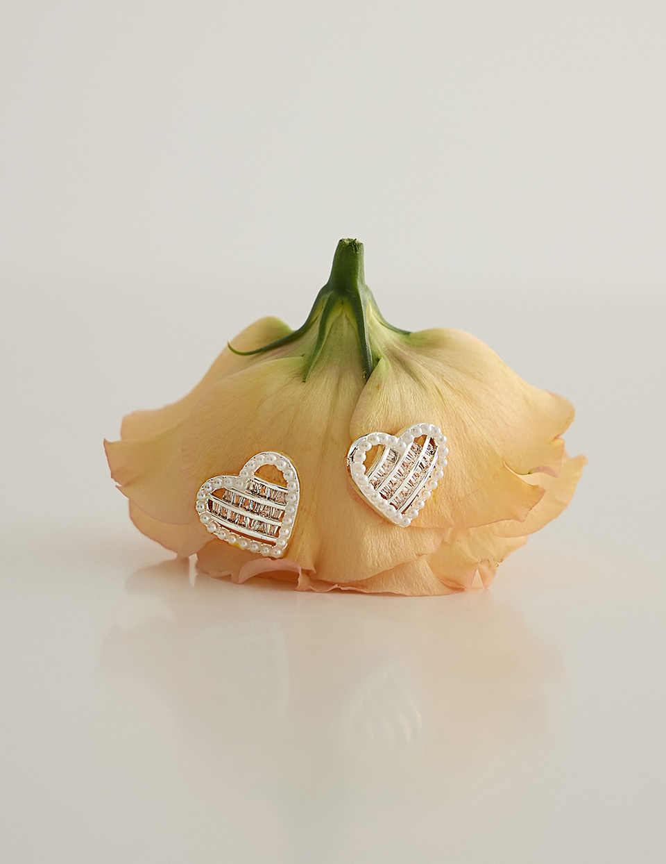 珍珠鑲邊鋯石愛心。針式耳環