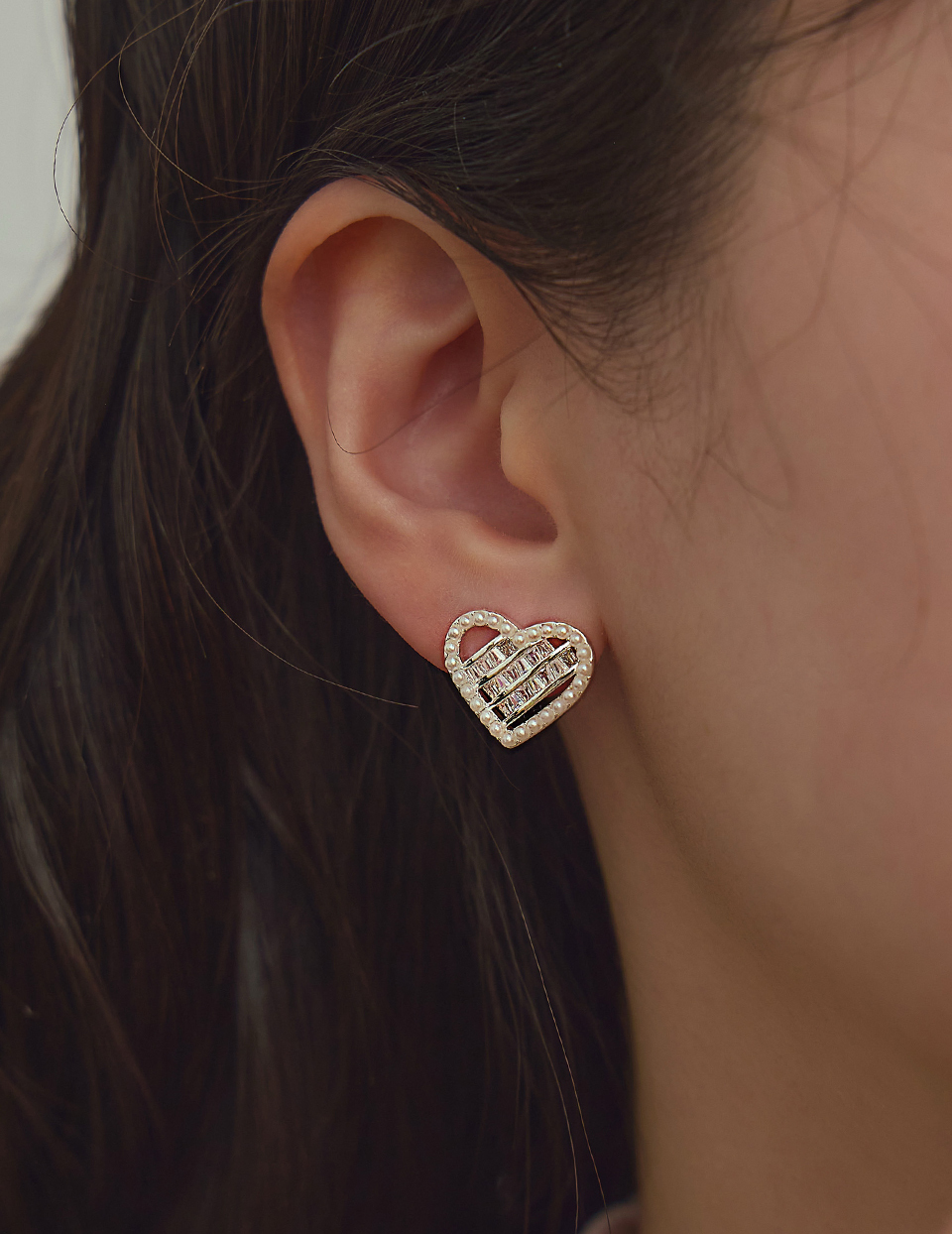 珍珠鑲邊鋯石愛心。針式耳環