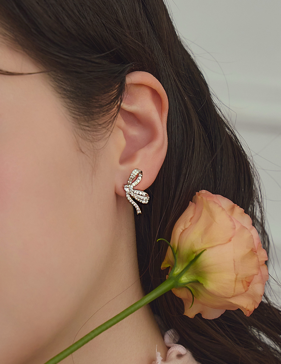 滿鑽鋯石蝴蝶結。針式耳環