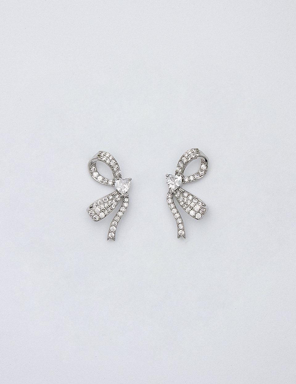 滿鑽鋯石蝴蝶結。針式耳環