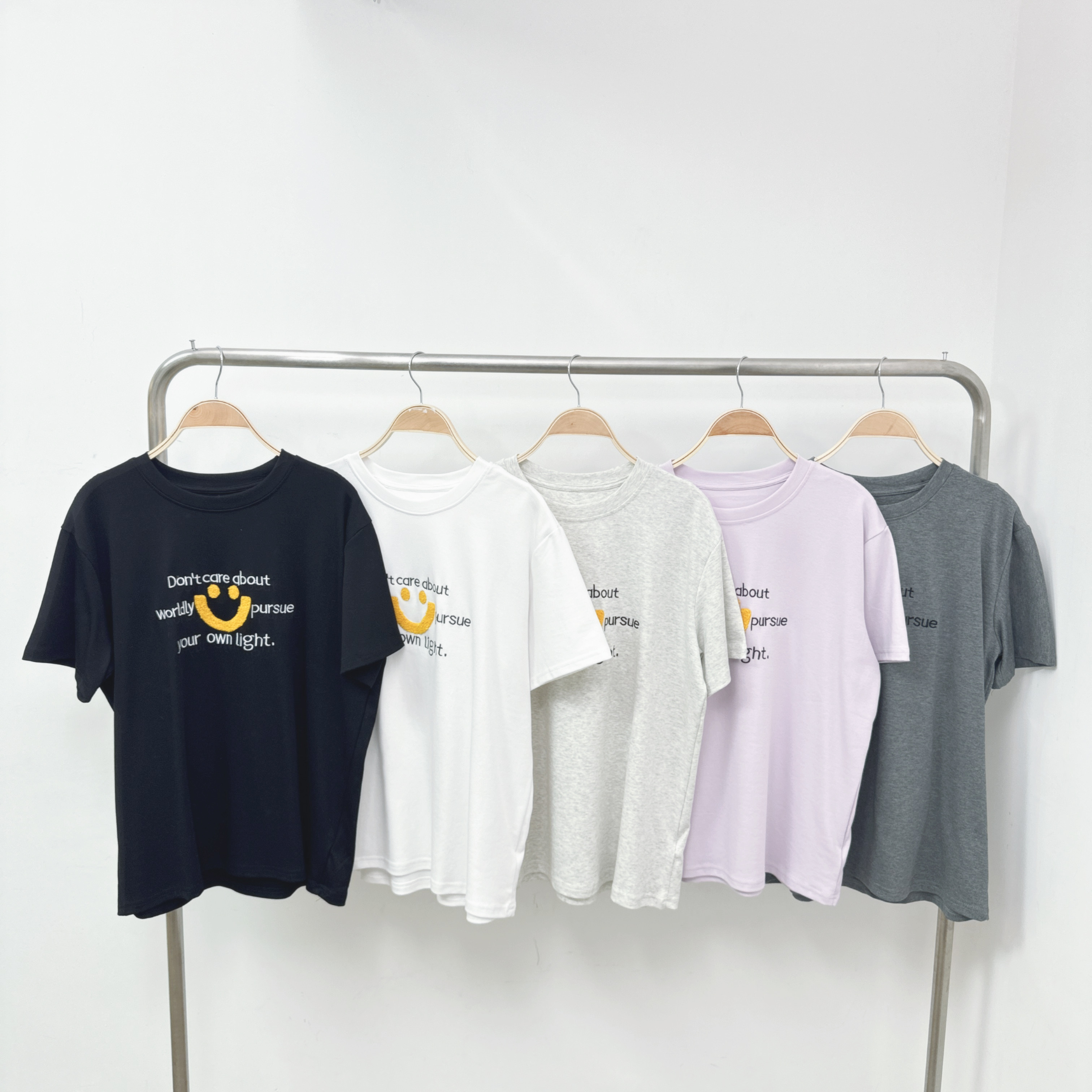 ⭐️⭐️【預訂】毛絨笑臉刺繡字棉TEE (F26-F30)