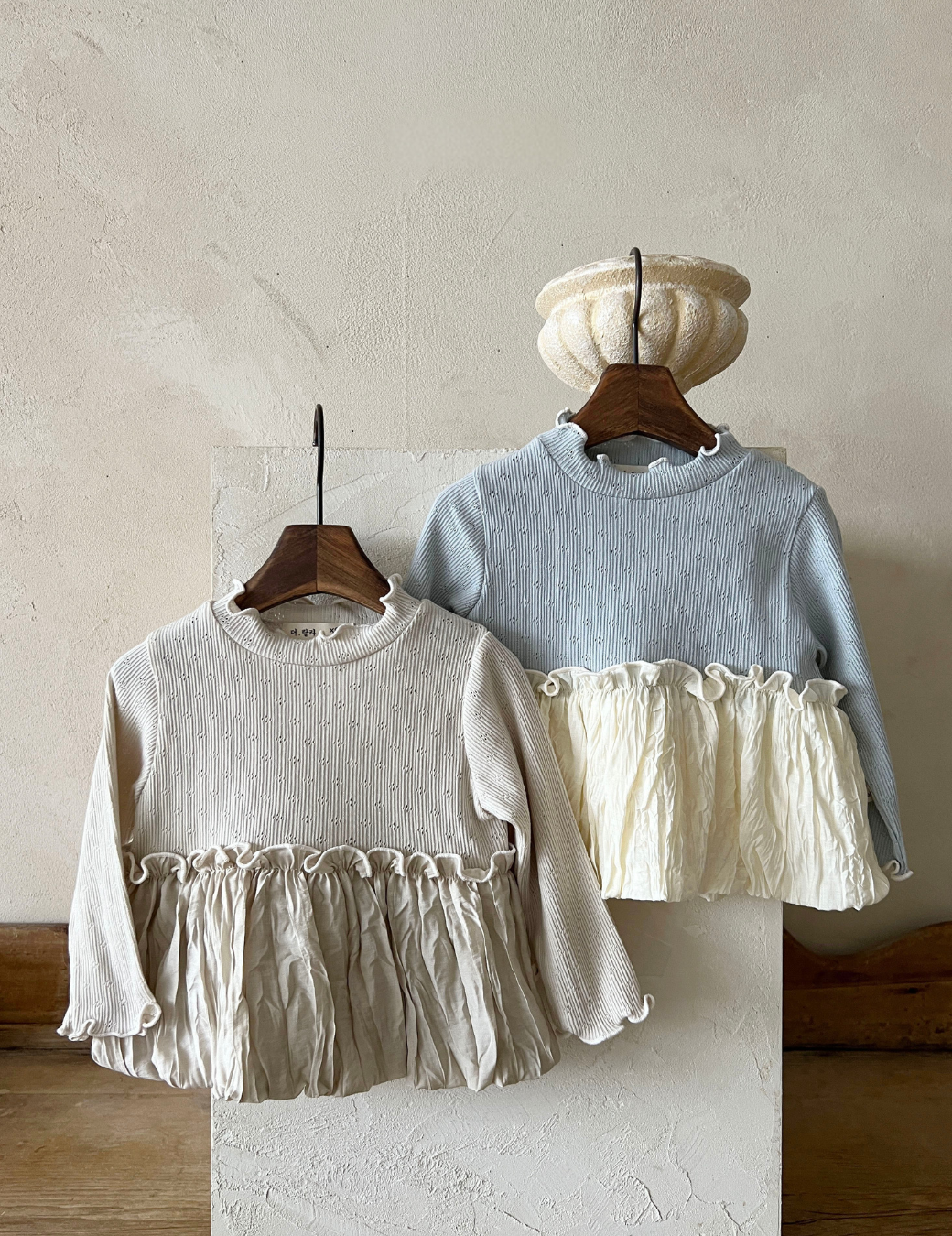 皺皺坑條捲邊拼接上衣