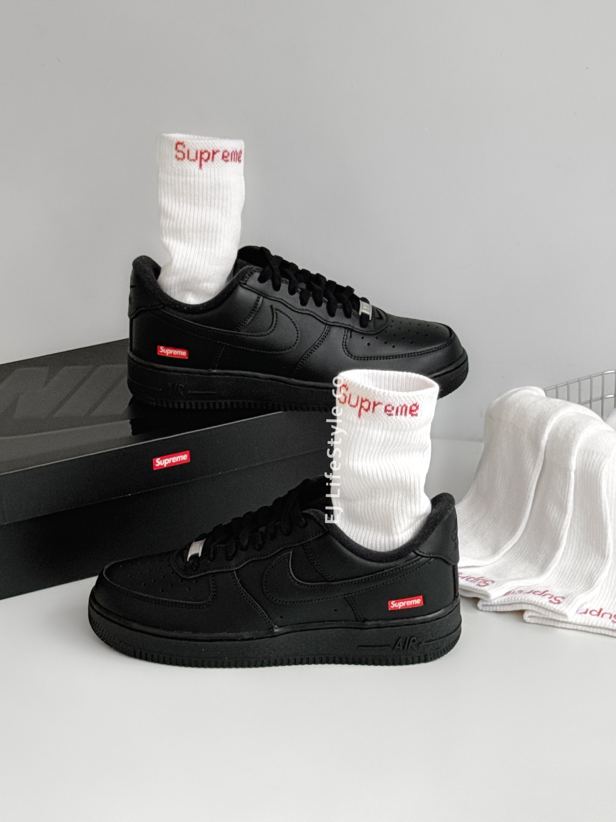 🇯🇵 SUPREME HANES CREW SOCKS 經典LOGO襪 長襪 白襪 白紅 毛巾底 / 現貨