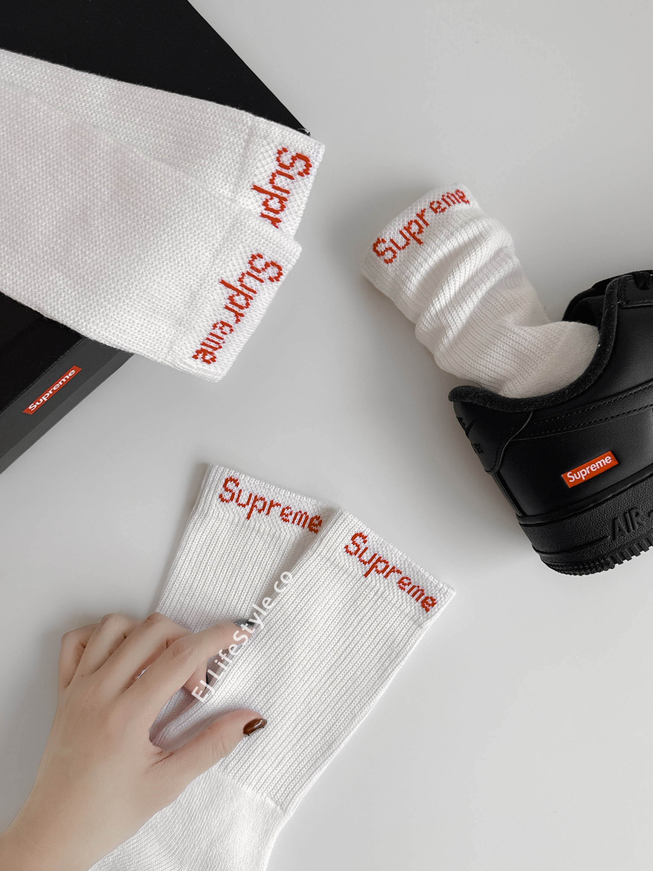 🇯🇵 SUPREME HANES CREW SOCKS 經典LOGO襪 長襪 白襪 白紅 毛巾底 / 現貨