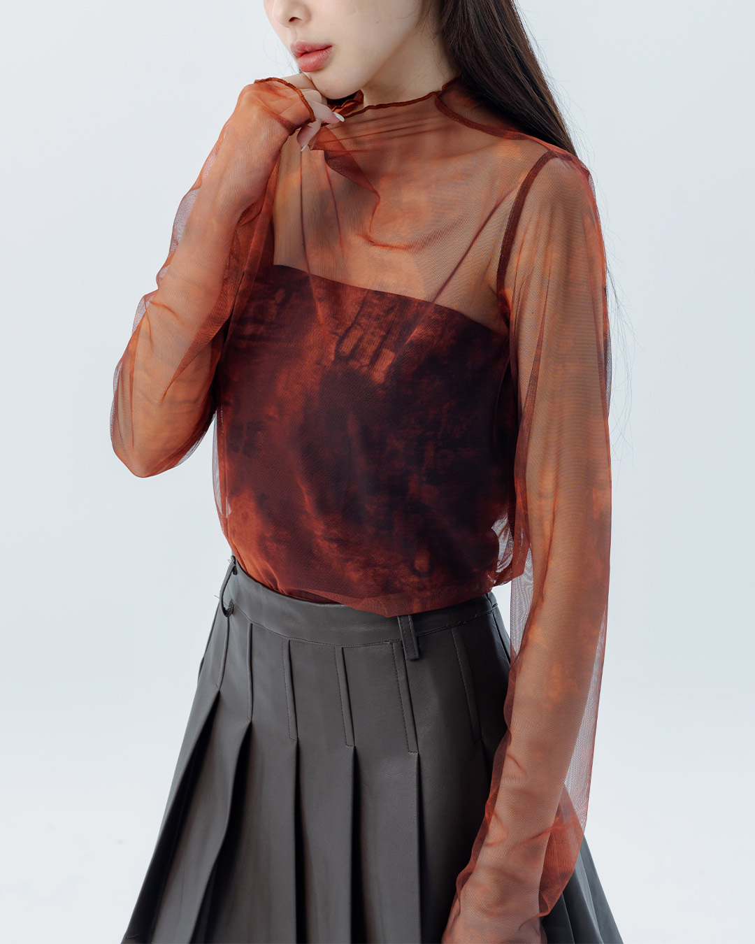 Sheer, ombre-dyed top with ruffled trim, available in two colors, sizes S/M/L.【01099512】in stock+pre-order