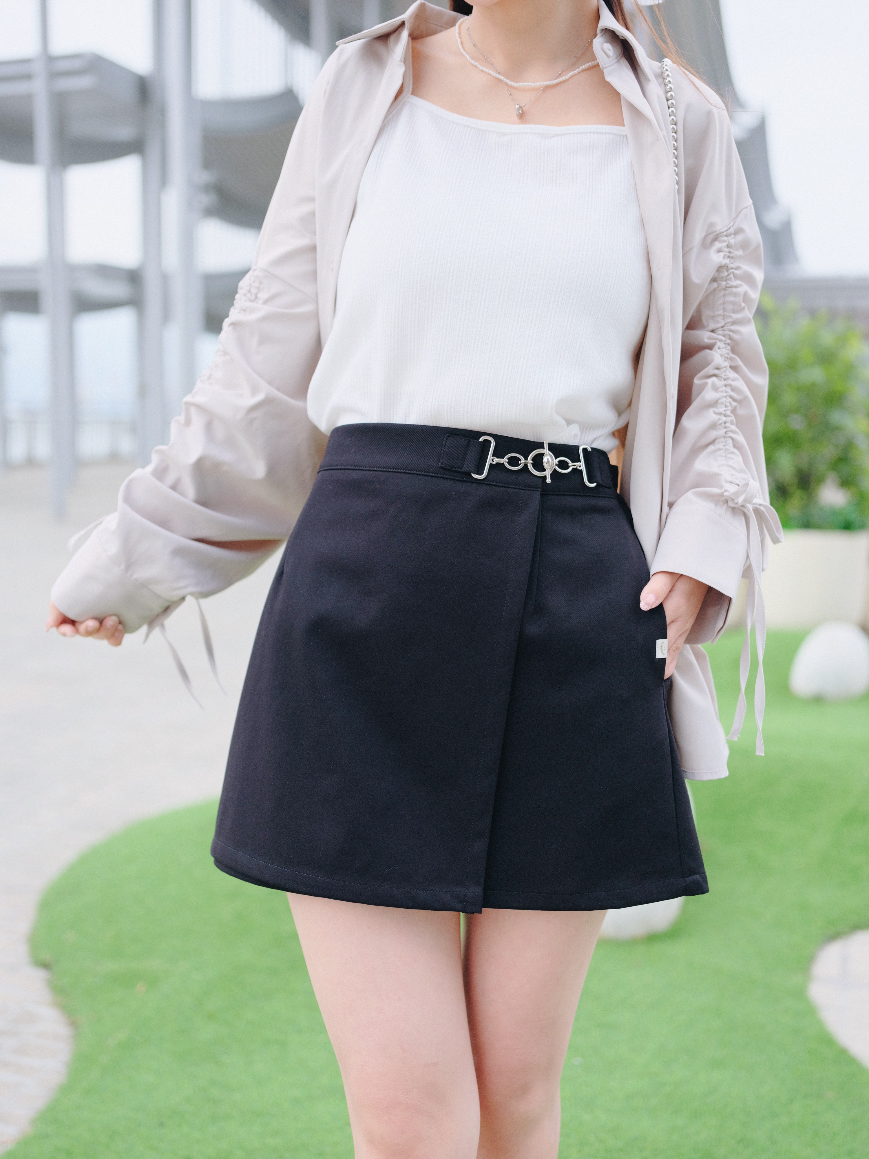 三色 / 氣質感穿針對扣短裙褲 / Elegant Toggle Hardware Front-Wrap Skort