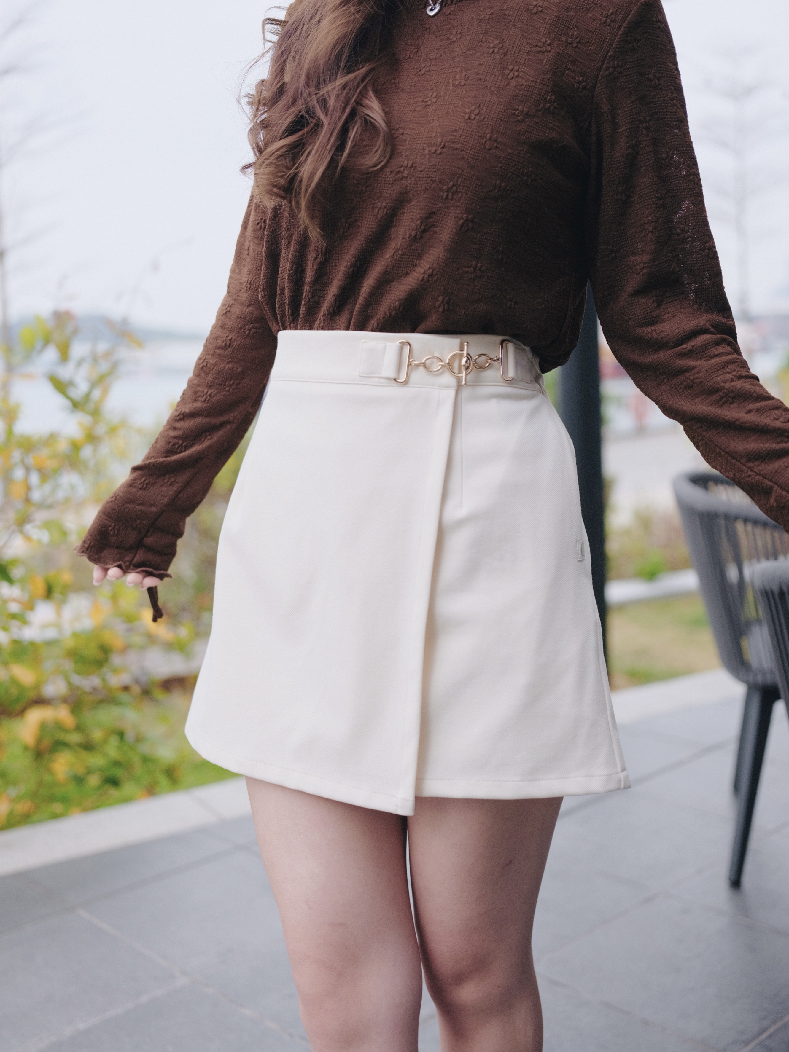 三色 / 氣質感穿針對扣短裙褲 / Elegant Toggle Hardware Front-Wrap Skort