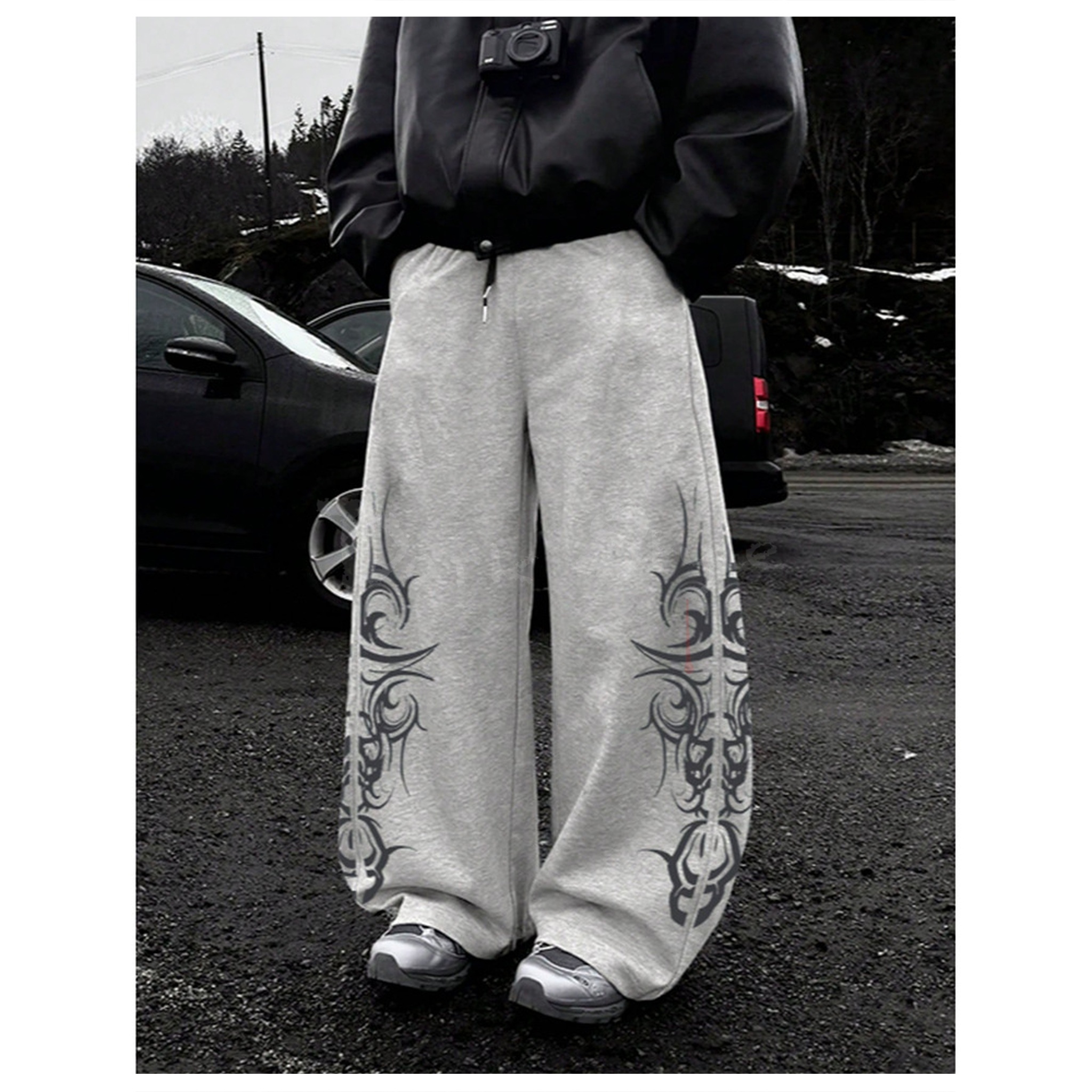 陣-印花寬鬆彎刀運動褲-Vibe 高街感、重磅布料、修飾腿型落地褲 (黑/灰)