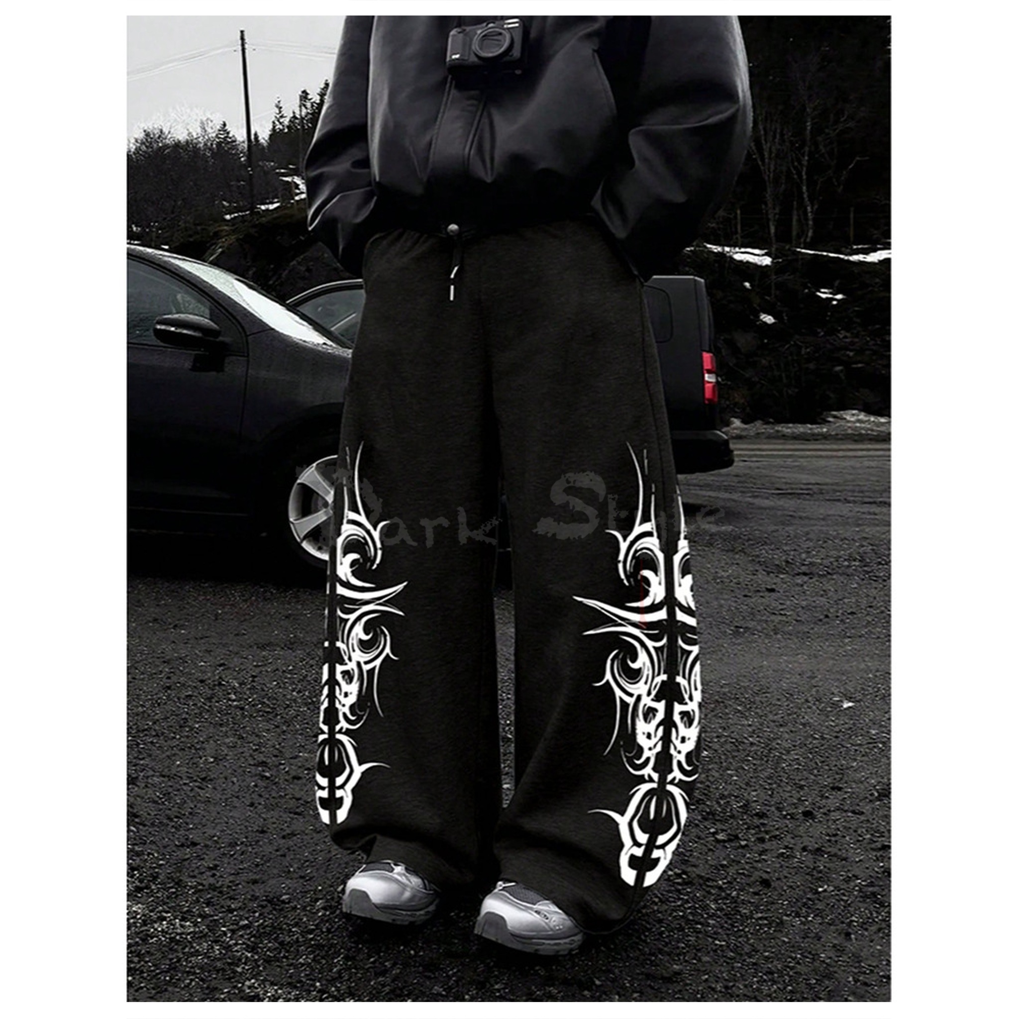 陣-印花寬鬆彎刀運動褲-Vibe 高街感、重磅布料、修飾腿型落地褲 (黑/灰)