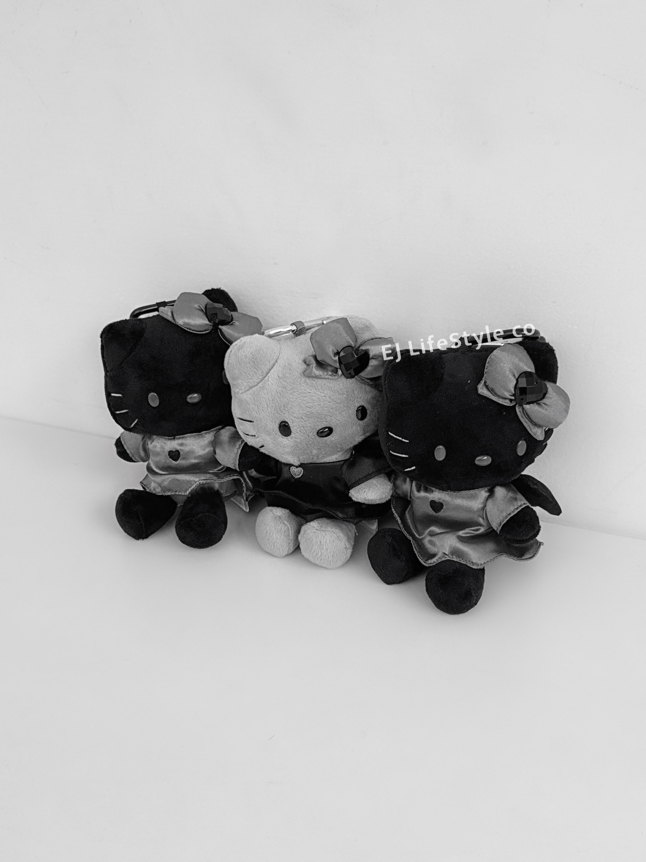 🇯🇵 SANRIO 三麗鷗家族 HELLO KITTY 黑銀系列 黑灰 天使 翅膀 坐姿 愛心扣 吊飾 鑰匙圈 / 現貨