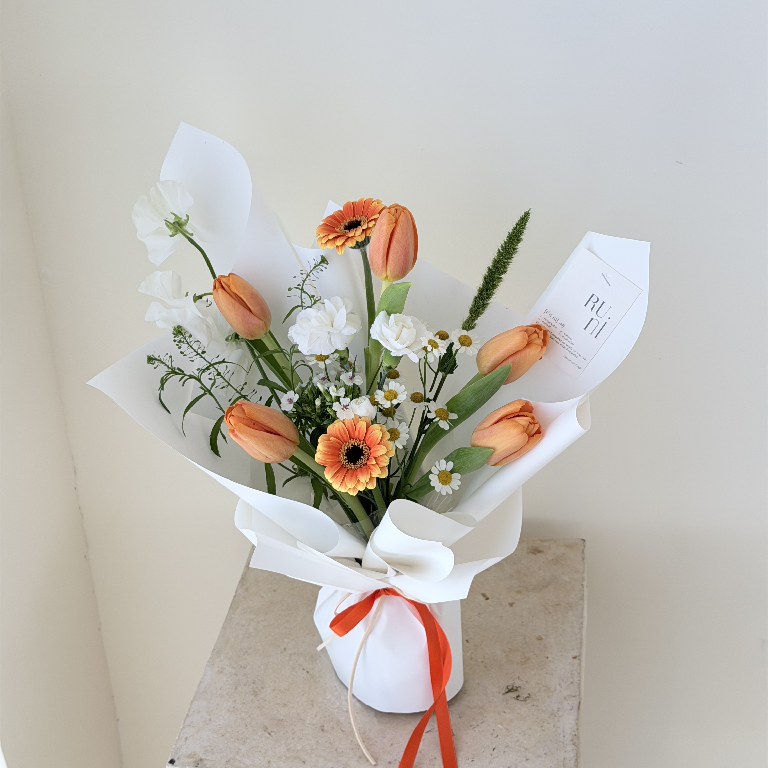 沐光小園-白橘色系鬱金香綜合鮮花花束