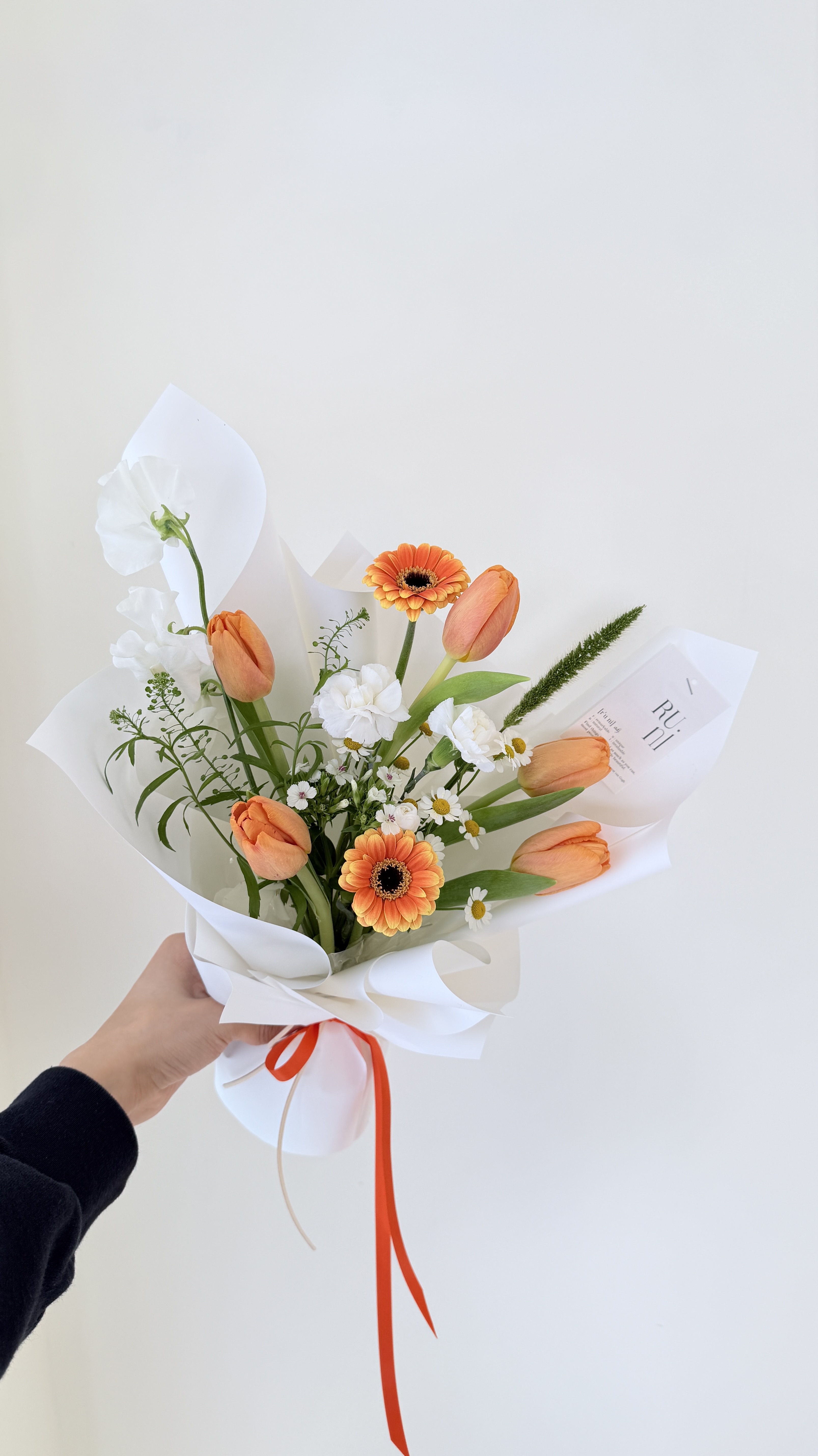 沐光小園-白橘色系鬱金香綜合鮮花花束