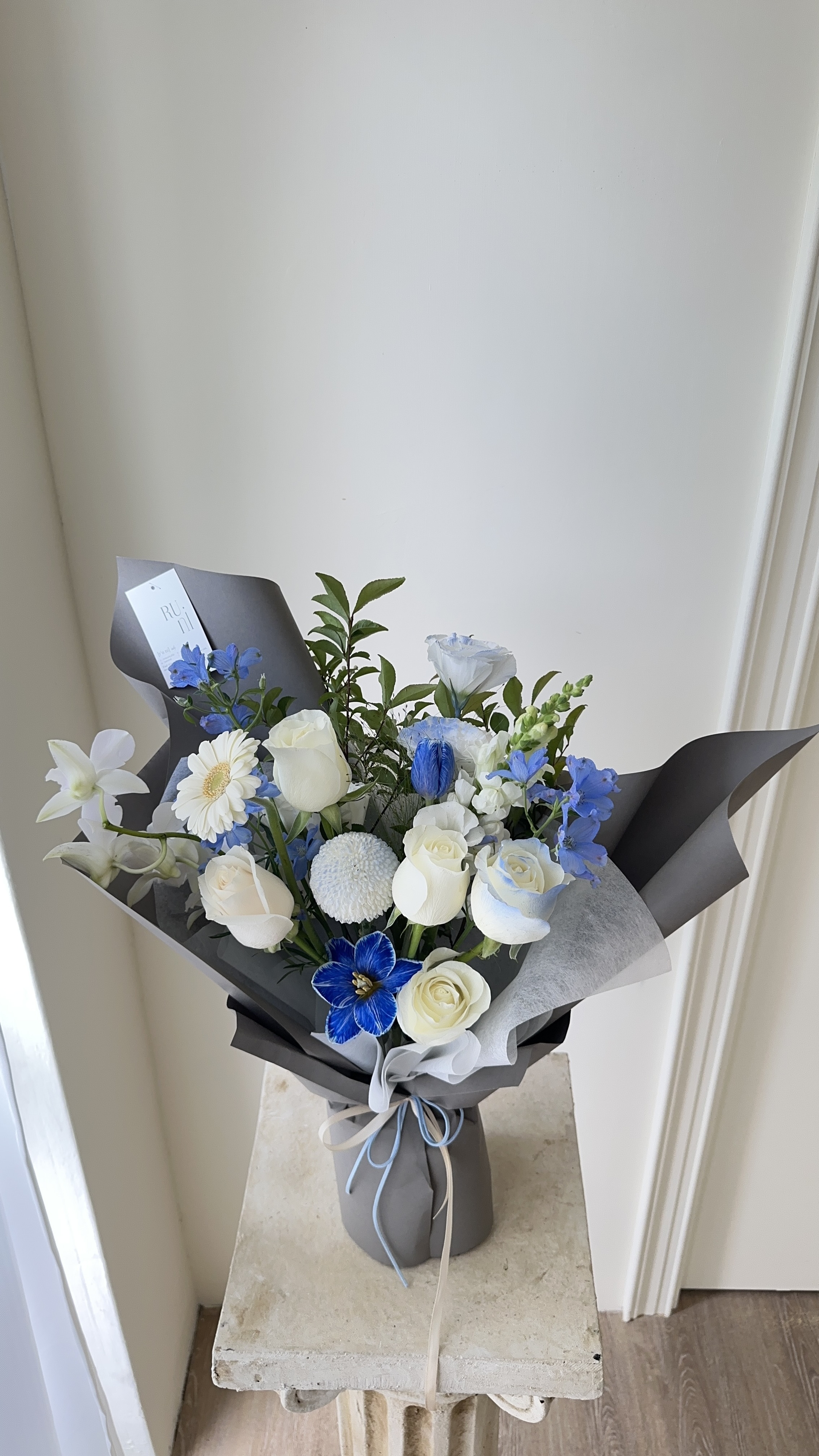 迷霧深處-白藍色系玫瑰綜合鮮花花束