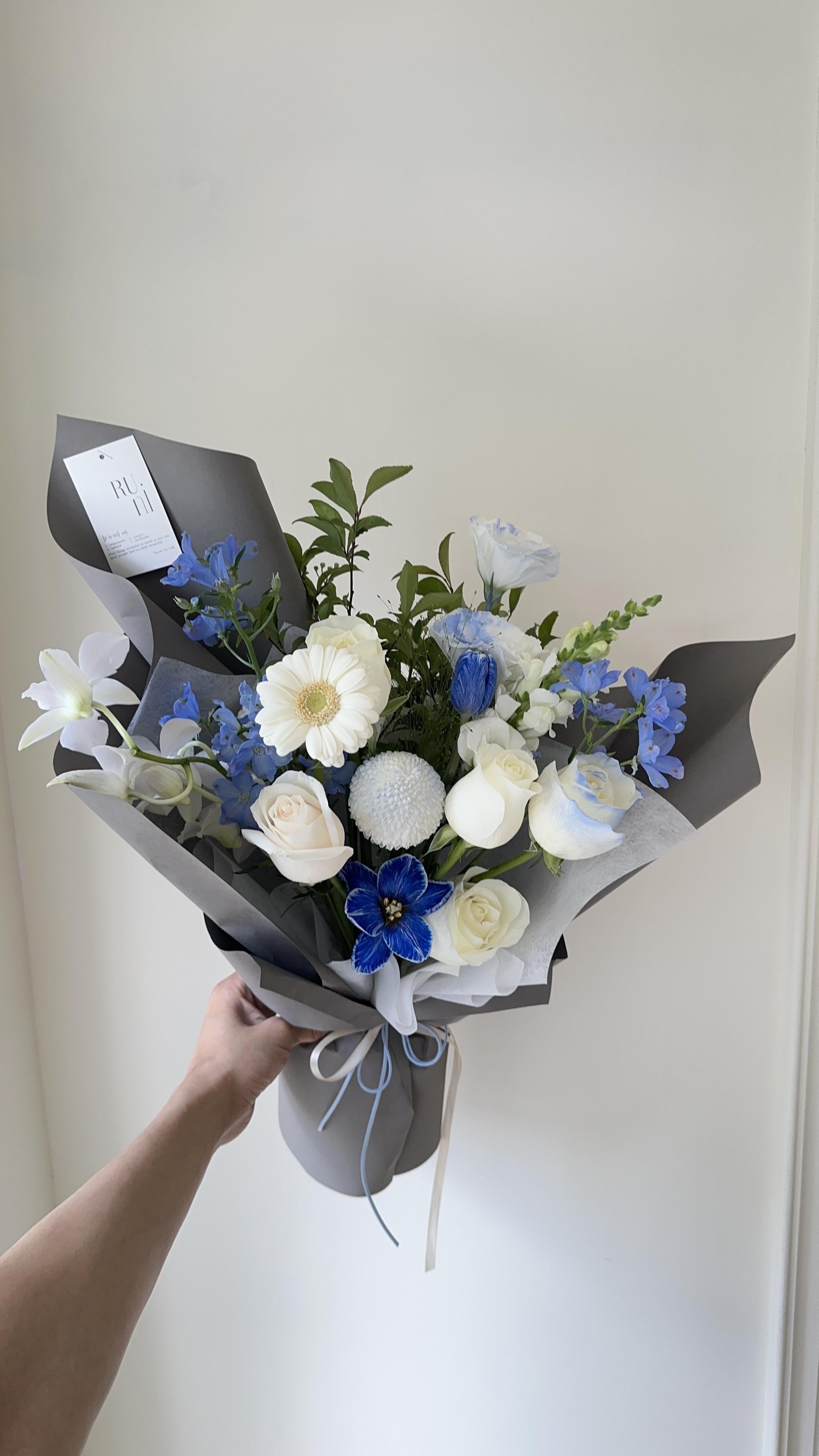 迷霧深處-白藍色系玫瑰綜合鮮花花束