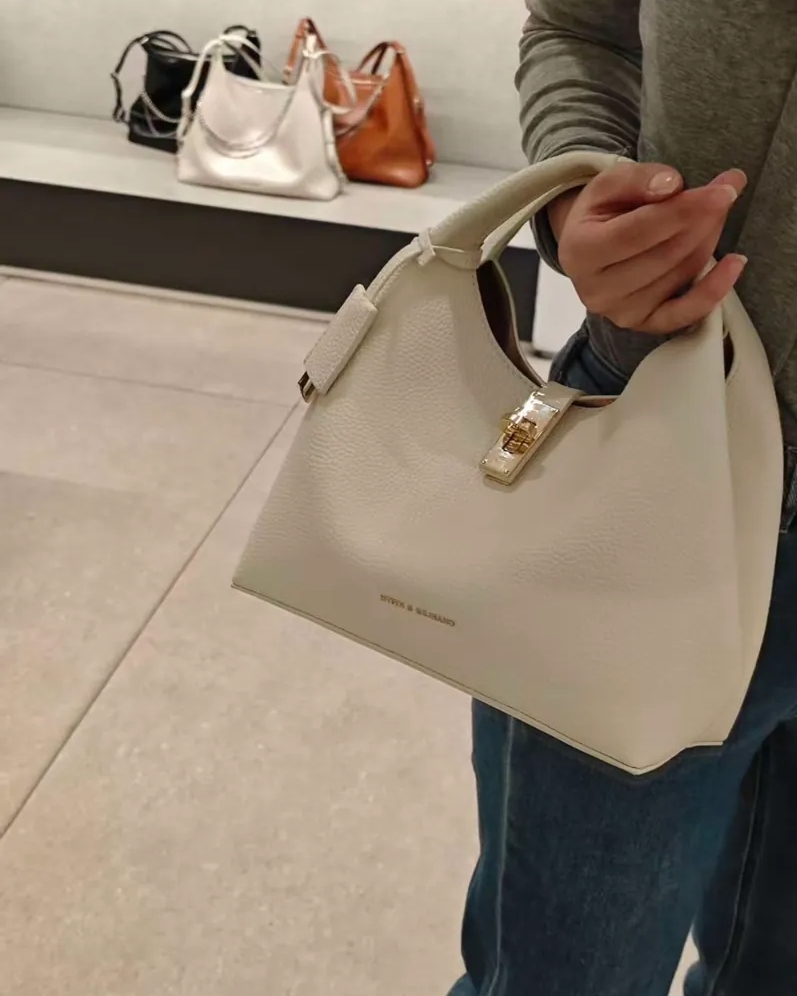 <熱銷新色>Charles & Keith Chance 小CK 金屬釦 水桶包 附小收納包 4色