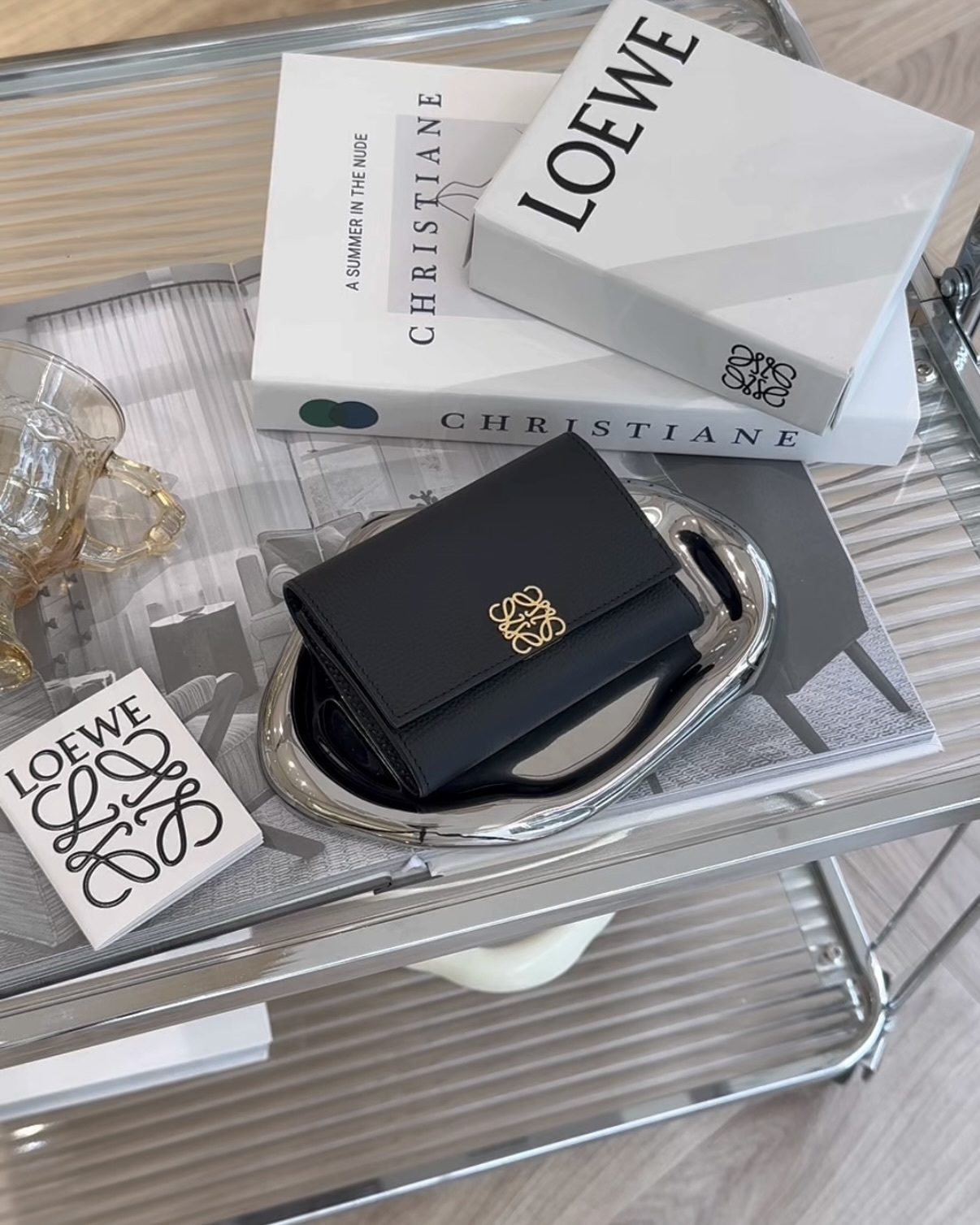 LOEWE｜ 鵝卵石紋小牛皮三折短夾 黑金