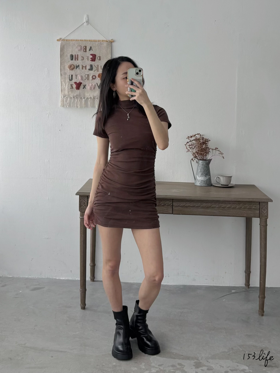 辣妹款!超修身!挺料立領抓皺短洋裝(3色)