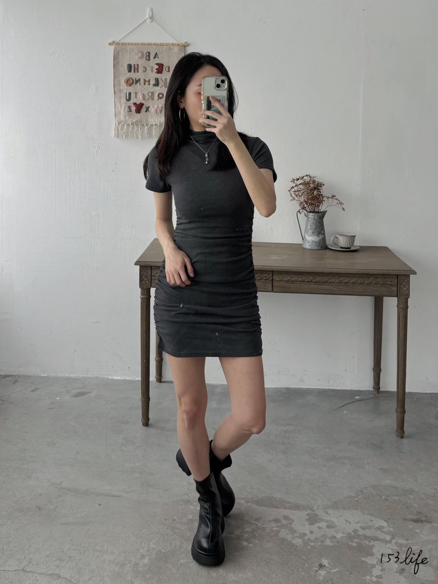 辣妹款!超修身!挺料立領抓皺短洋裝(3色)