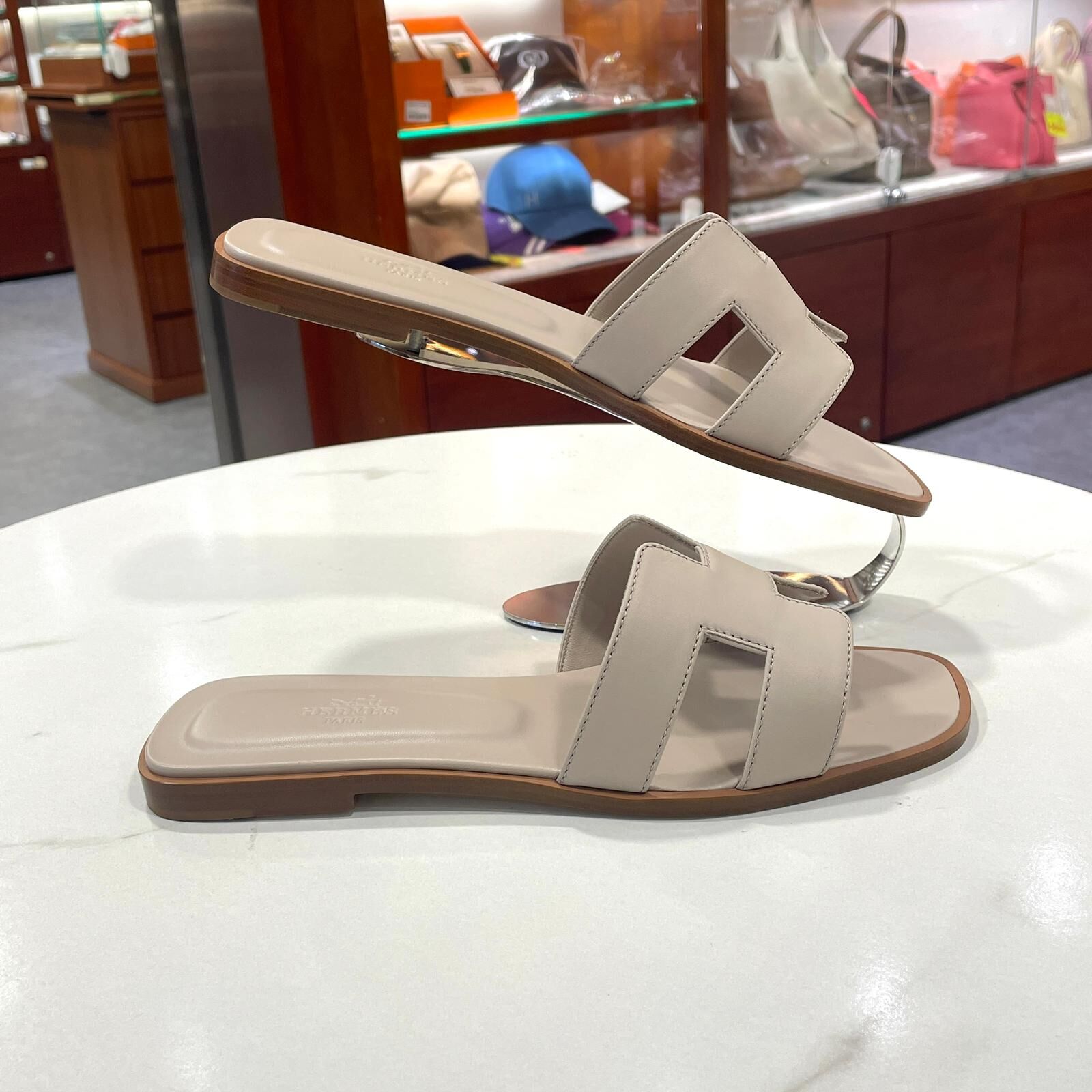 全新HERMES拖鞋 38.5碼 BEIGE平底牛皮Oran sandal #BRAND NEW #香榭站正品