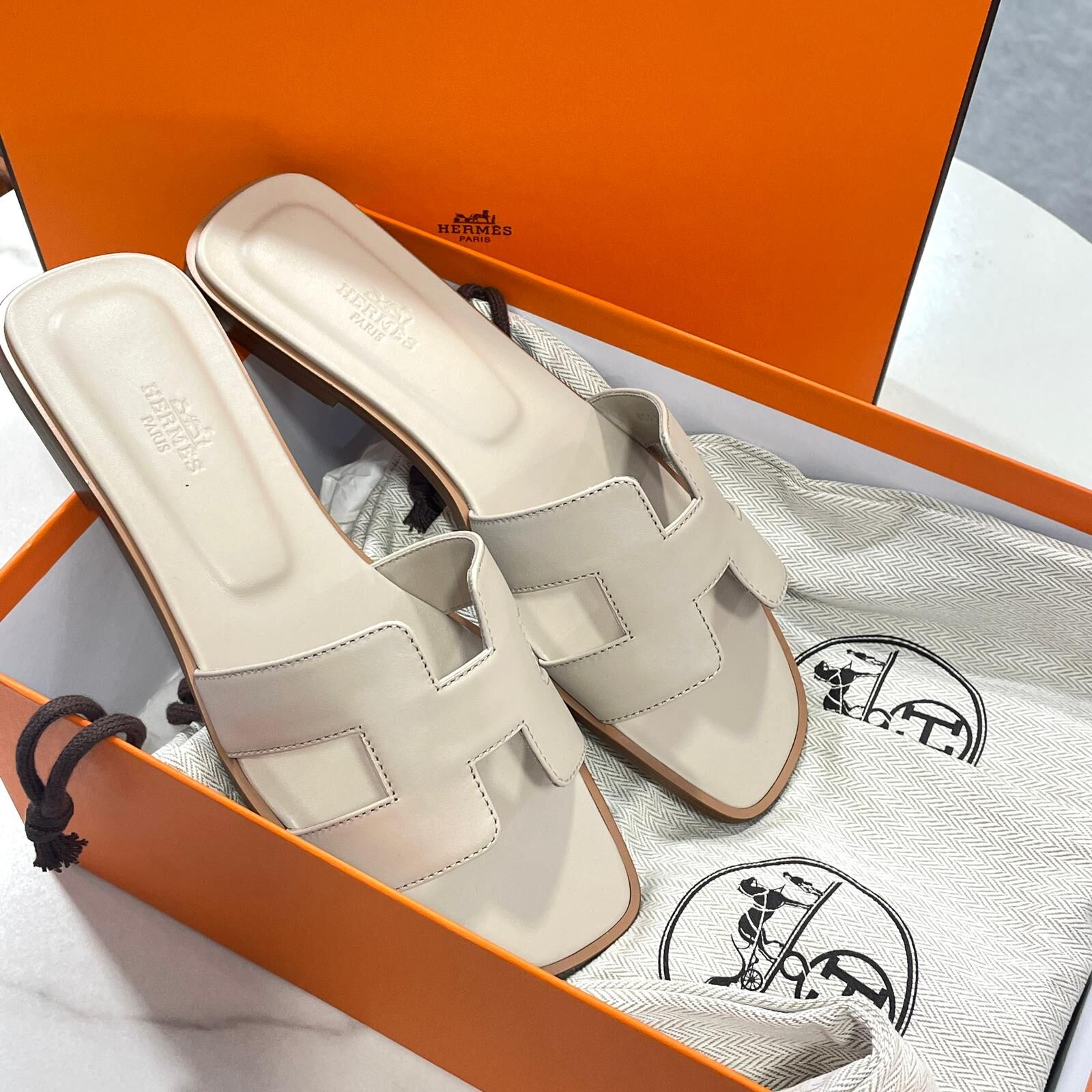 全新HERMES拖鞋 38.5碼 BEIGE平底牛皮Oran sandal #BRAND NEW #香榭站正品
