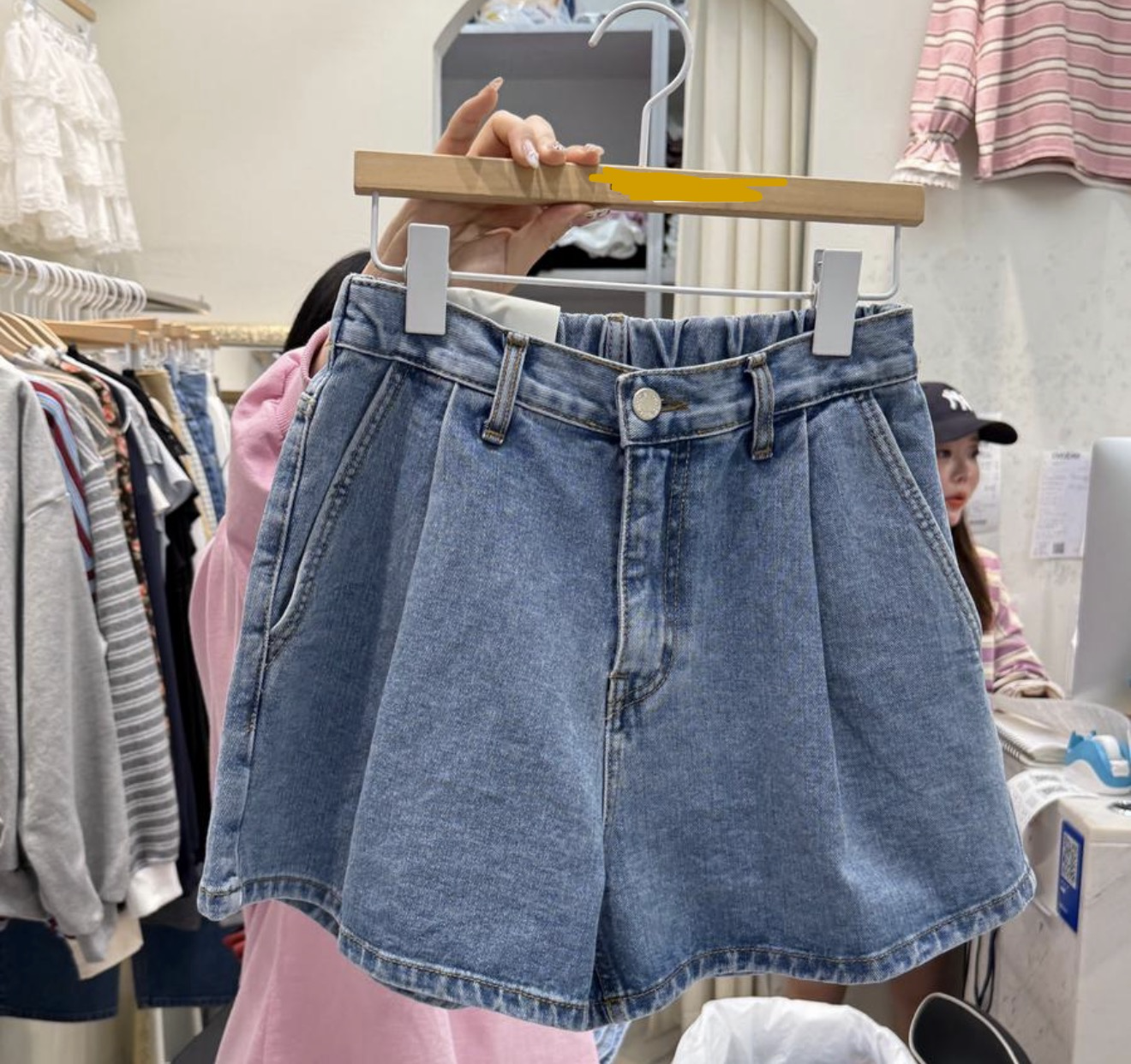 前摺橡筋腰牛仔短褲