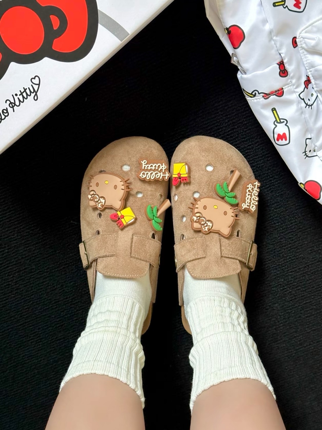 SANRIO 三麗鷗 x HELLO KITTY 夏威夷 黑皮 KITTY 勃肯 洞洞鞋