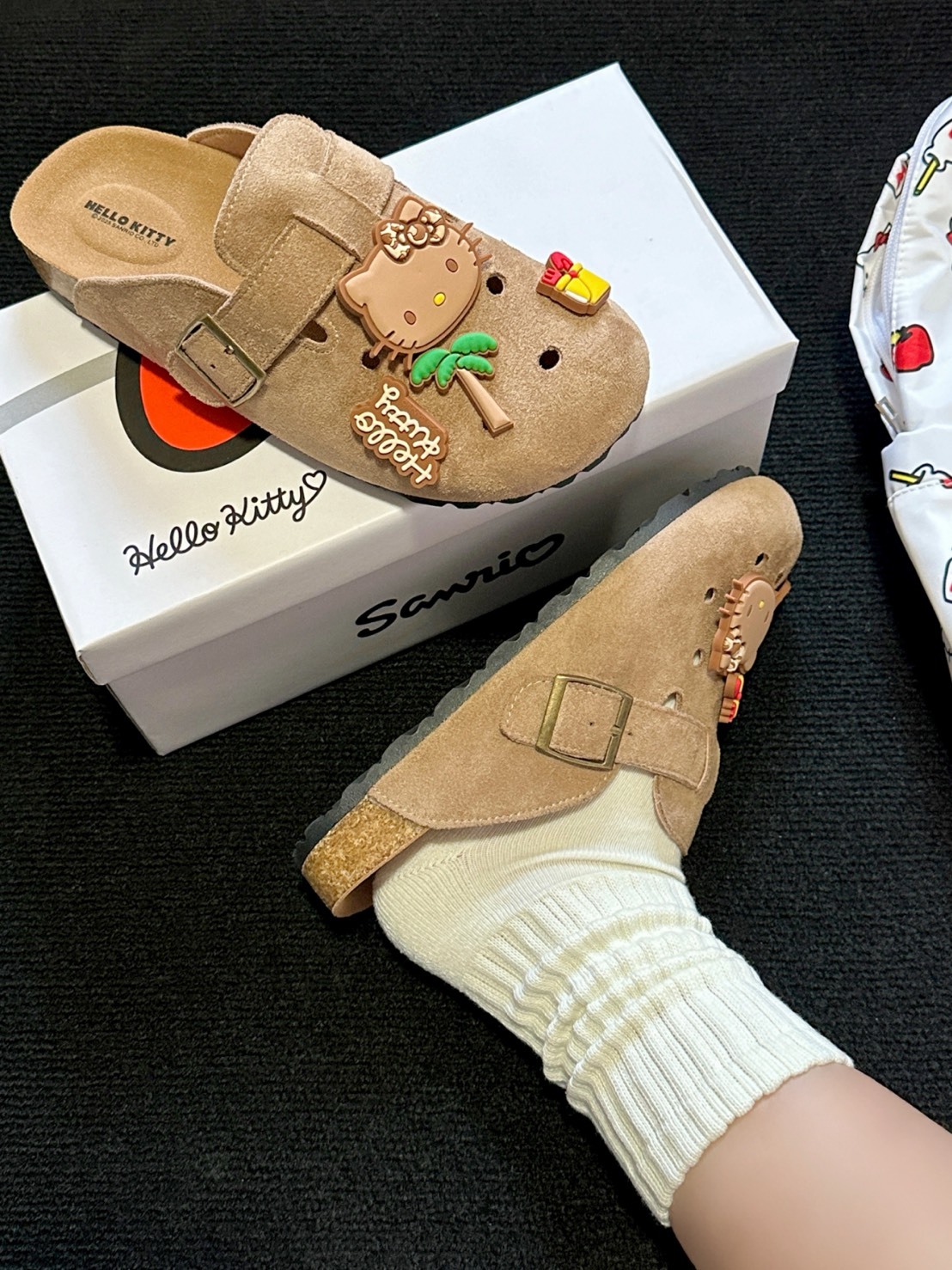 SANRIO 三麗鷗 x HELLO KITTY 夏威夷 黑皮 KITTY 勃肯 洞洞鞋