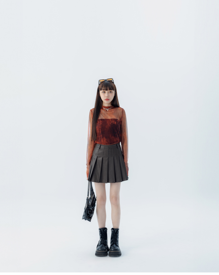 Sheer, ombre-dyed top with ruffled trim, available in two colors, sizes S/M/L.【01099512】in stock+pre-order