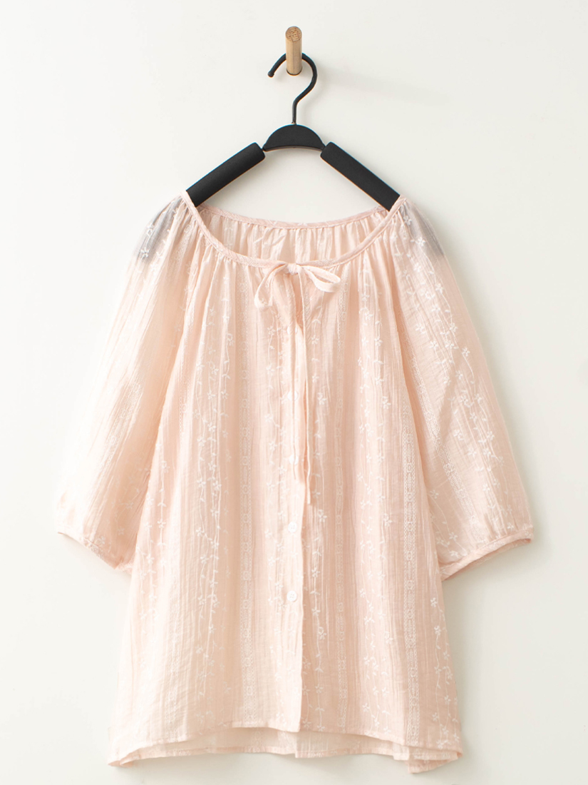 繡花領口綁帶上衣鬆緊腰紋理打褶短褲組合