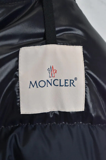 Moncler 標籤與公雞 Logo 刺繡細節