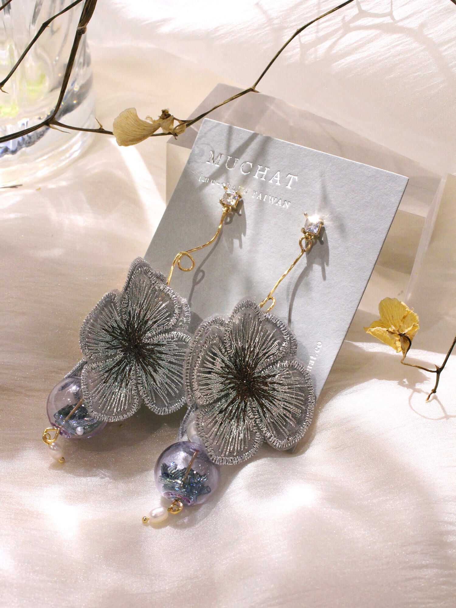 隱鹿白月光。MUCHAT手作14KGP刺繡花玻璃球純銀針耳環