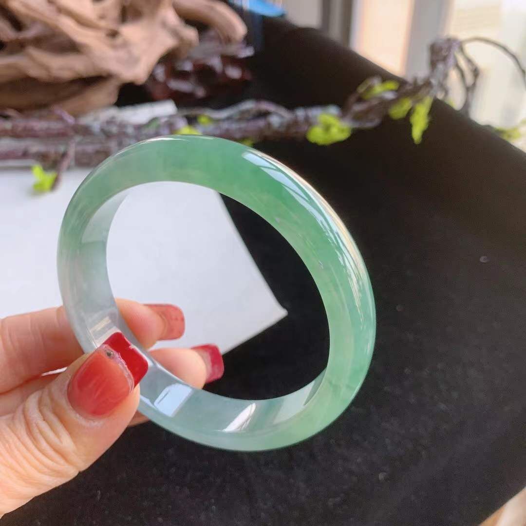 292635 58.2mm翡翠冰糯飄綠手鐲 (58-60)