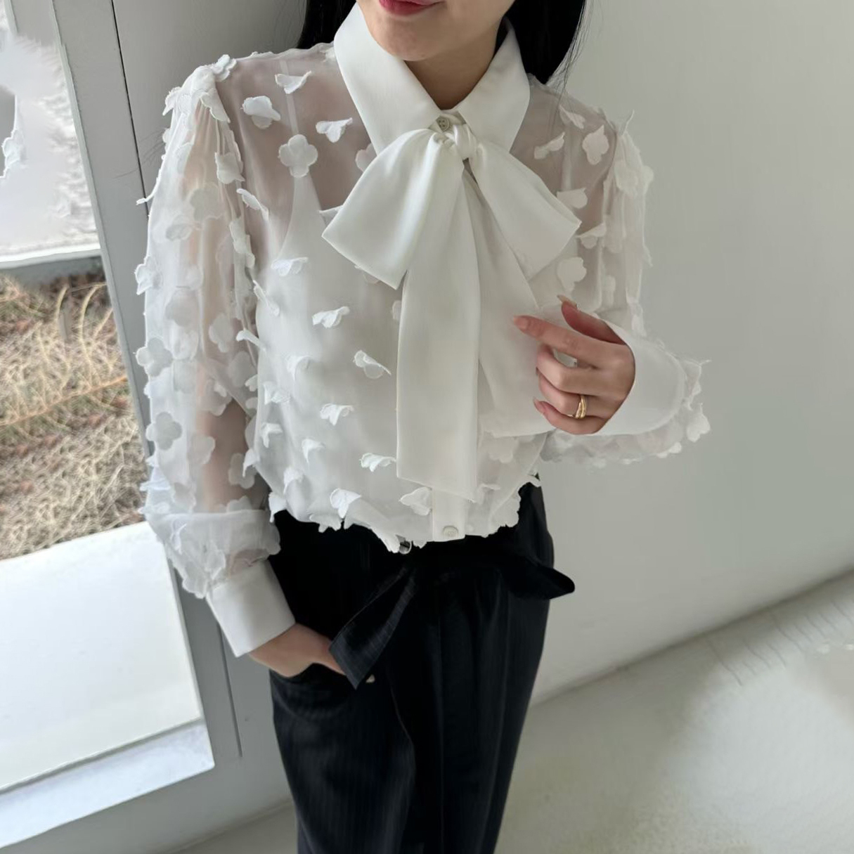 立體花朵造型歐根紗綁帶領巾上衣 / 2色