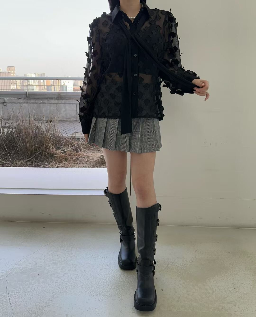 立體花朵造型歐根紗綁帶領巾上衣 / 2色