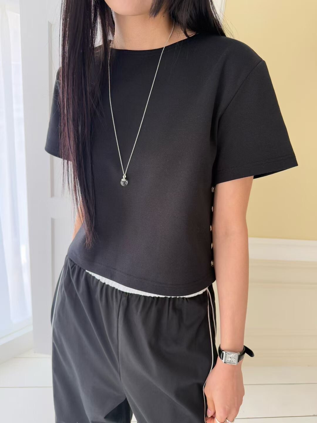 單邊側排釦造型素面圓領短袖上衣 / 2色