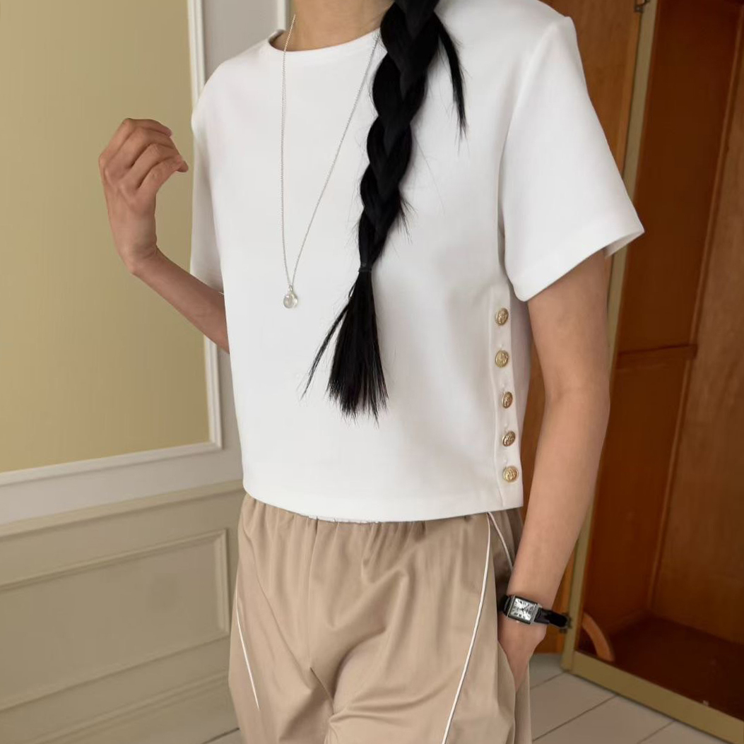 單邊側排釦造型素面圓領短袖上衣 / 2色