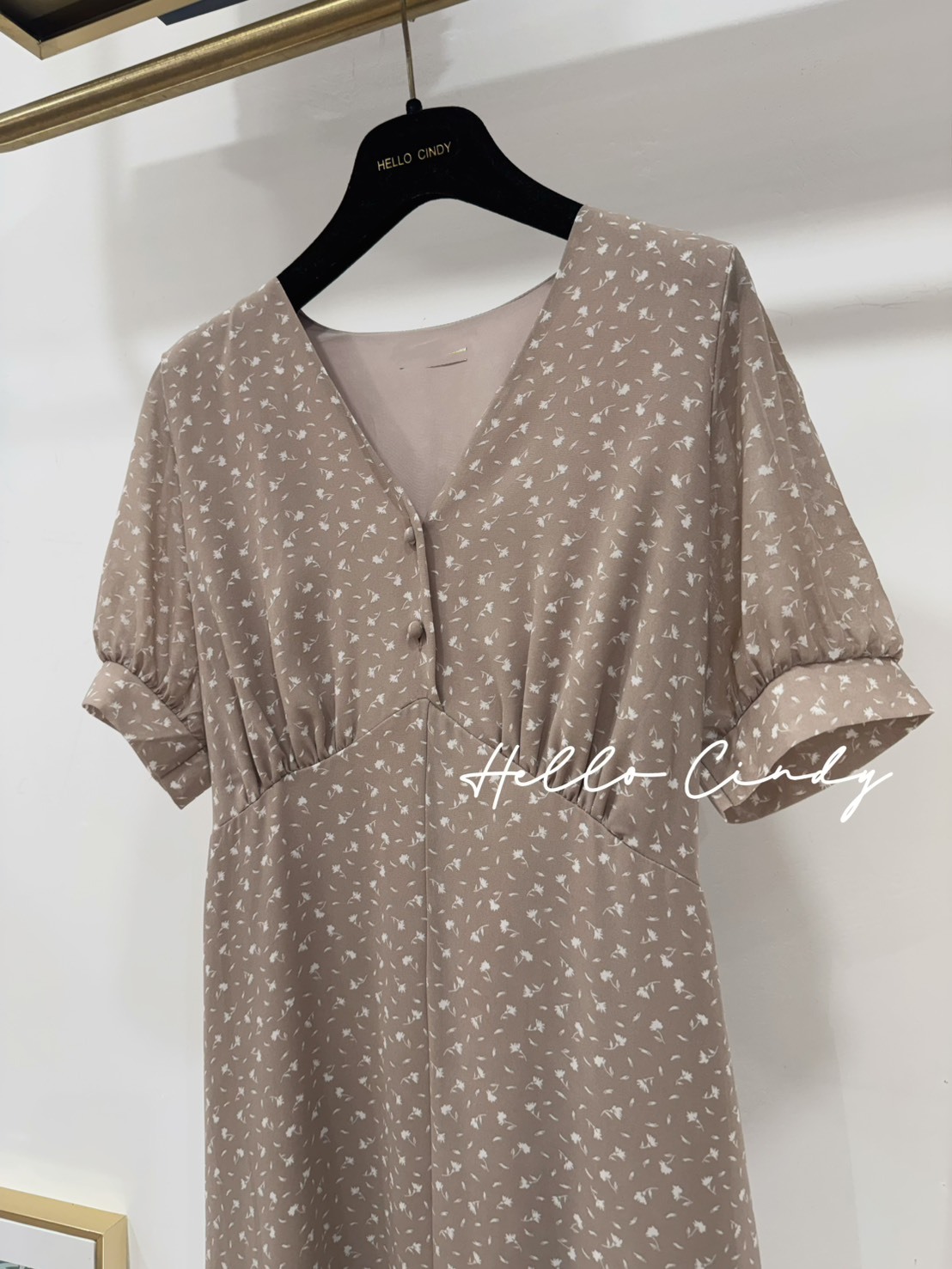 穿起來腰很顯瘦的溫柔奶茶色小花瓣雪紡長洋裝