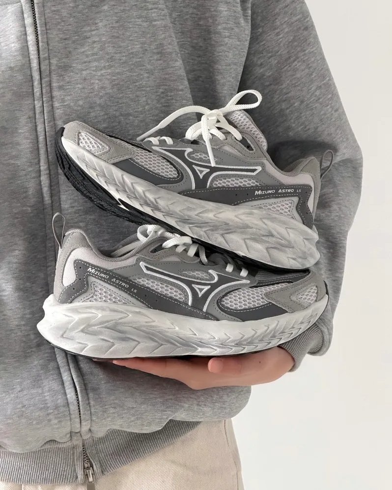 MIZUNO 美津濃 ASTRO LS 元祖灰 淺灰 灰白 灰色 低飽和 復古 增高 厚底 緩震 男女鞋 D1GH252106