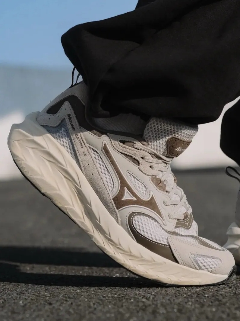 MIZUNO 美津濃 ASTRO LS 栗棕色 燕麥摩卡 灰咖 奶油底 咖啡色 低飽和 復古 增高 厚底 緩震 男女鞋 D1GH252110