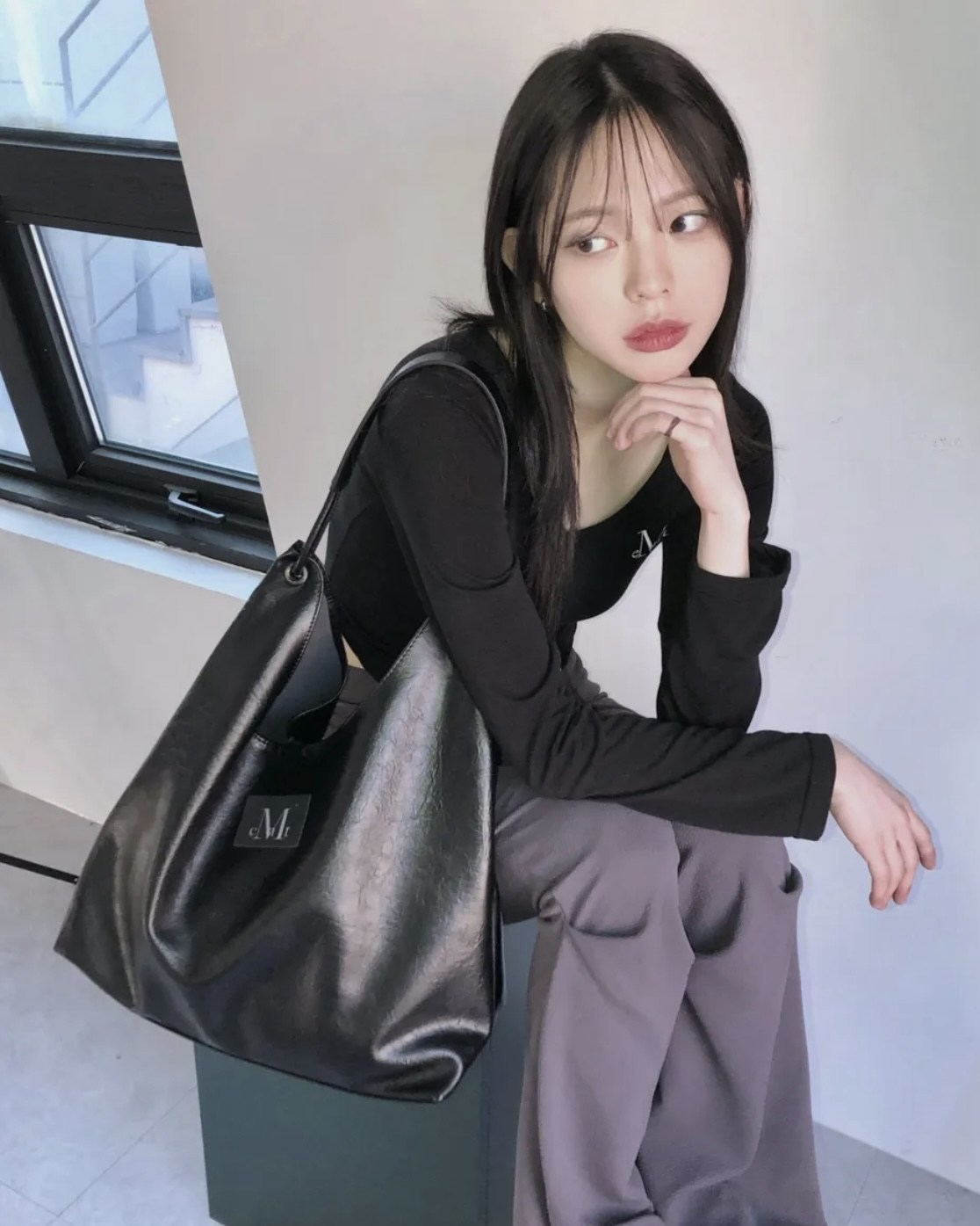 <🇰🇷韓國連線>MUCENT 黑色 大容量 經典Logo 皮革 單肩包 蠟皮 亮皮 腋下包