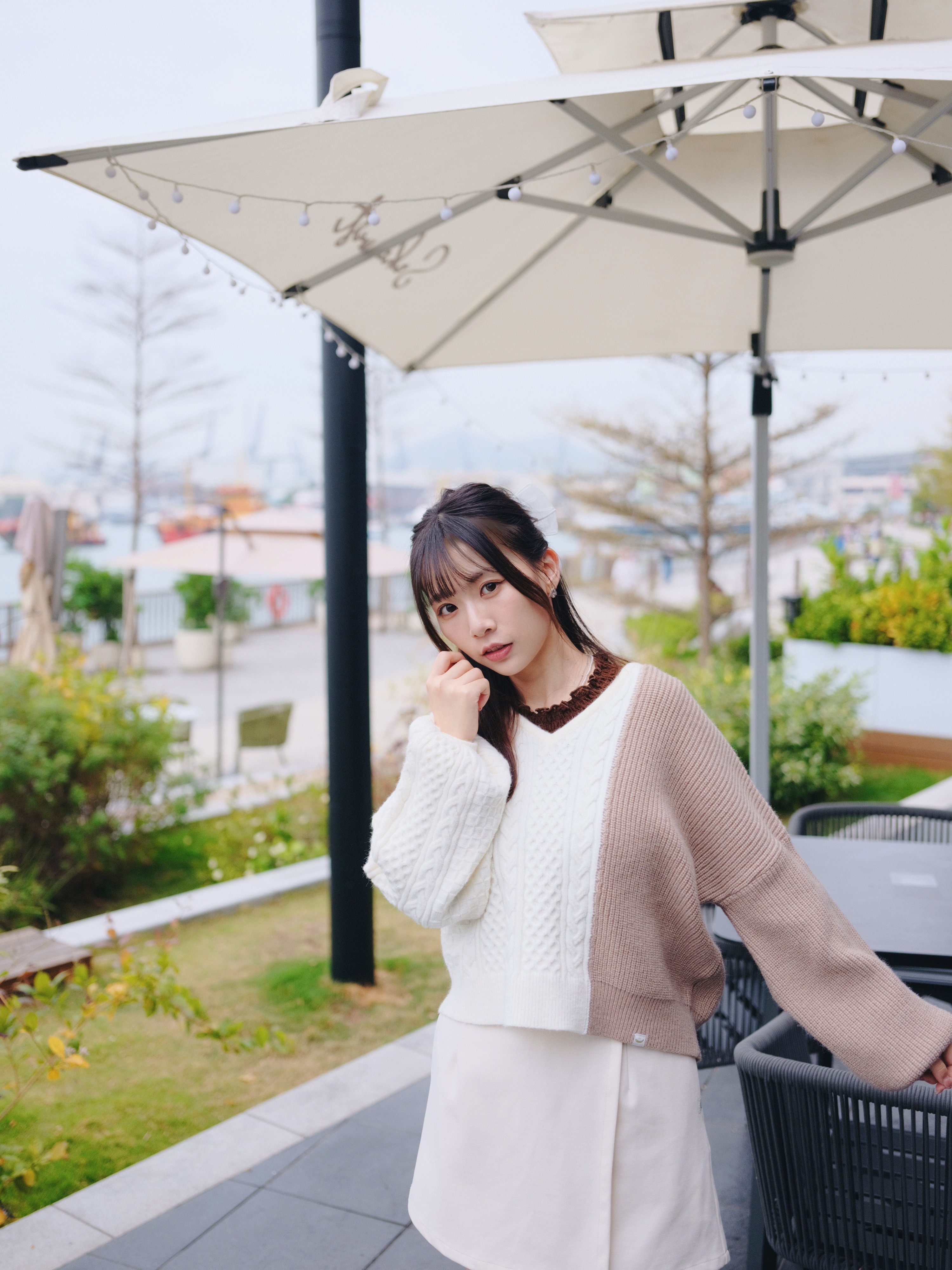 三色 / V領拼色麻花綿羊絨毛衣 / Relaxed Contrast Cable Knit V-Neck Sweater