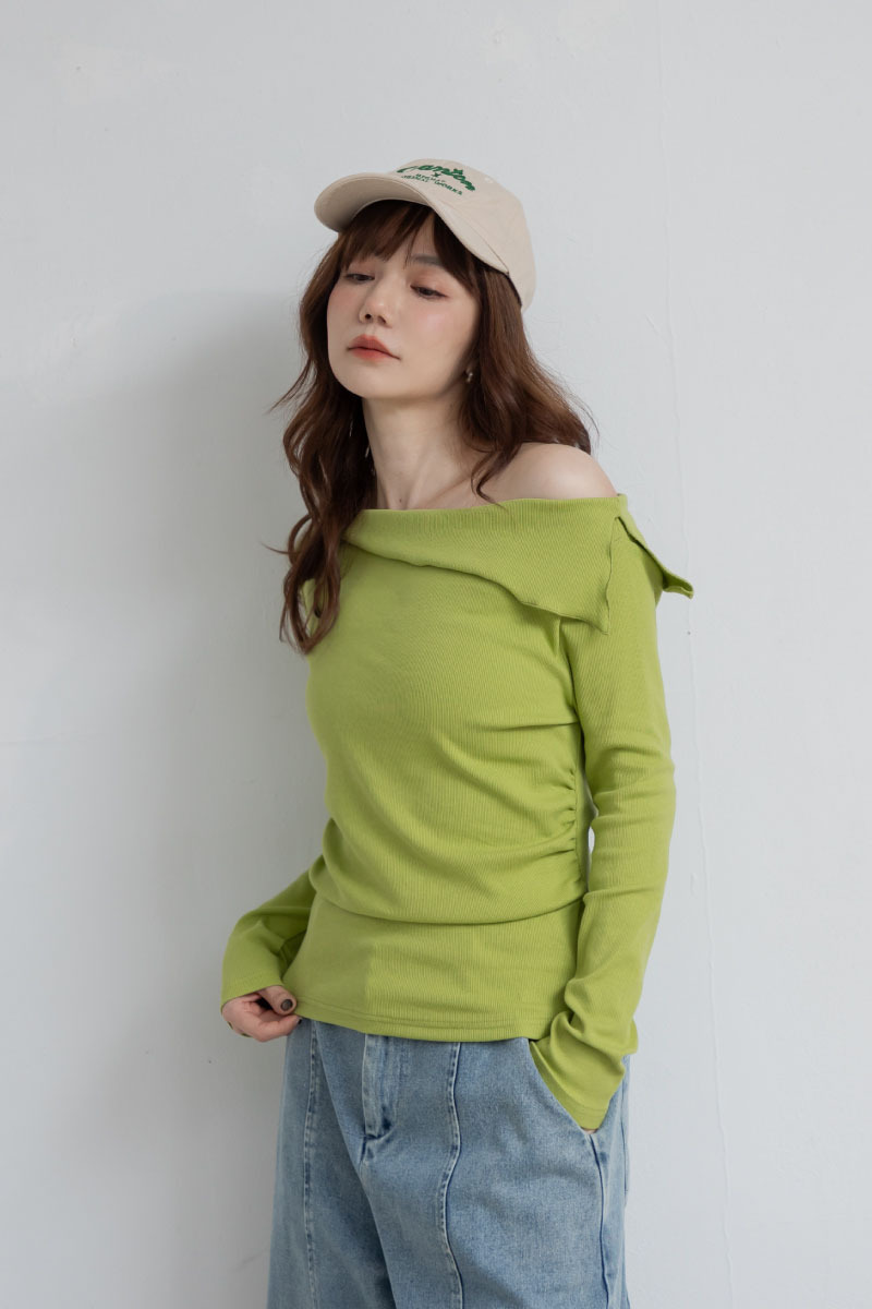 側褶斜肩坑條美型上衣