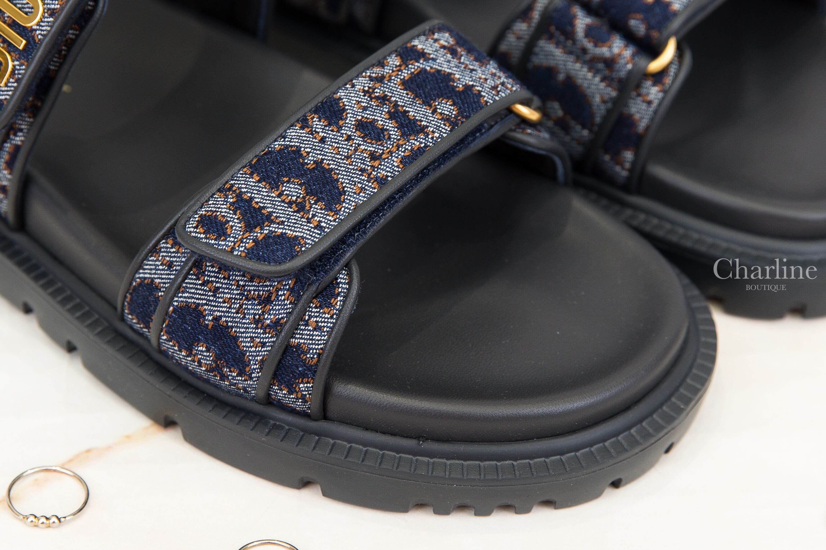 Dior Dioract Sandal 深藍煙草棕丹寧復古老花棉質羊皮金色字母魔鬼氈涼鞋