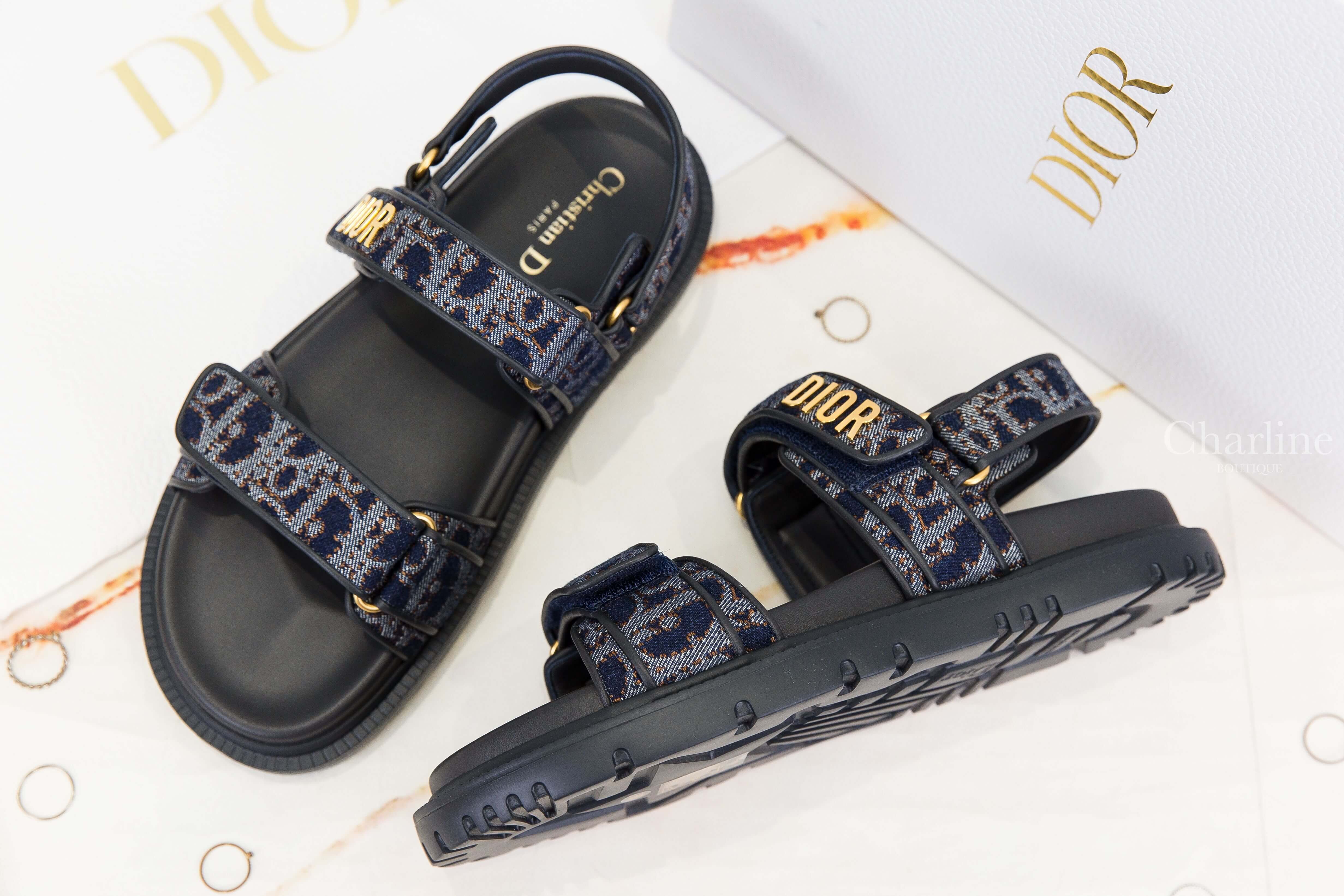 Dior Dioract Sandal 深藍煙草棕丹寧復古老花棉質羊皮金色字母魔鬼氈涼鞋-Charline Boutique 精品代購