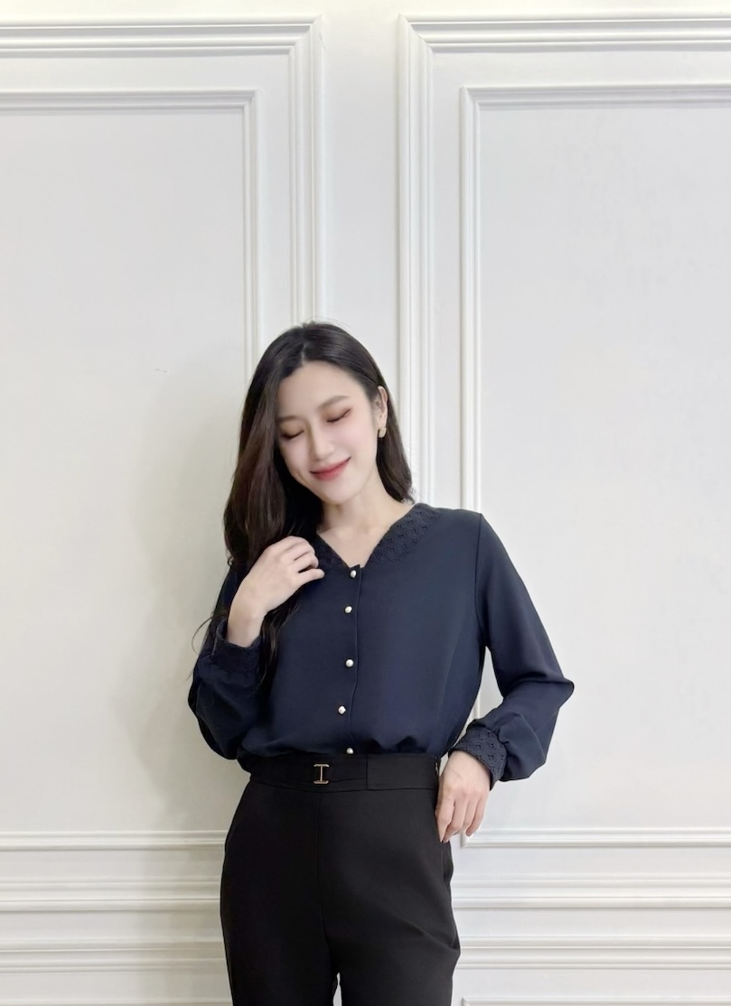 蕾絲V領珍珠釦上衣